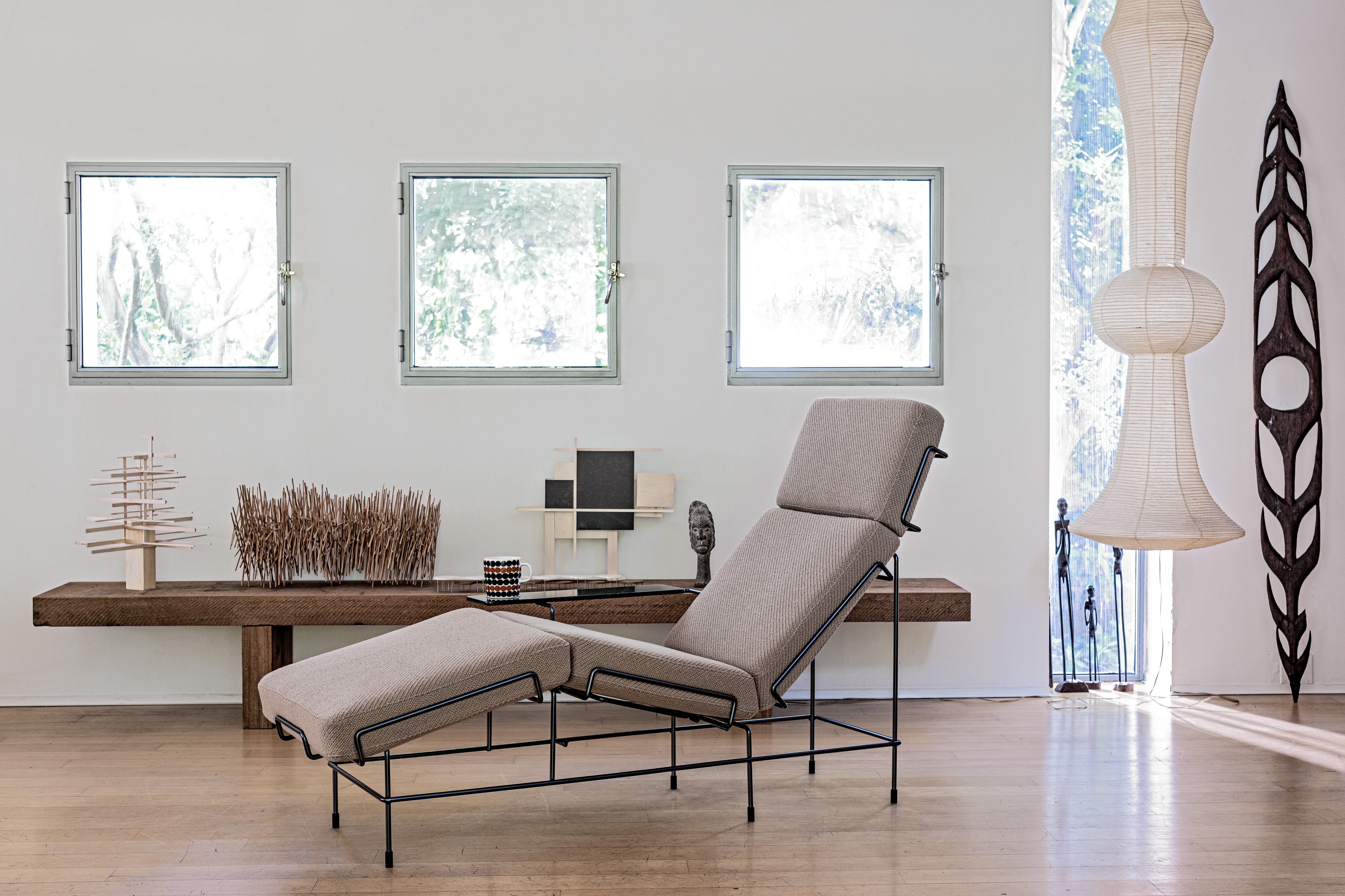 Leżanka TRAFFIC tapicerowany z białą stalową podstawą