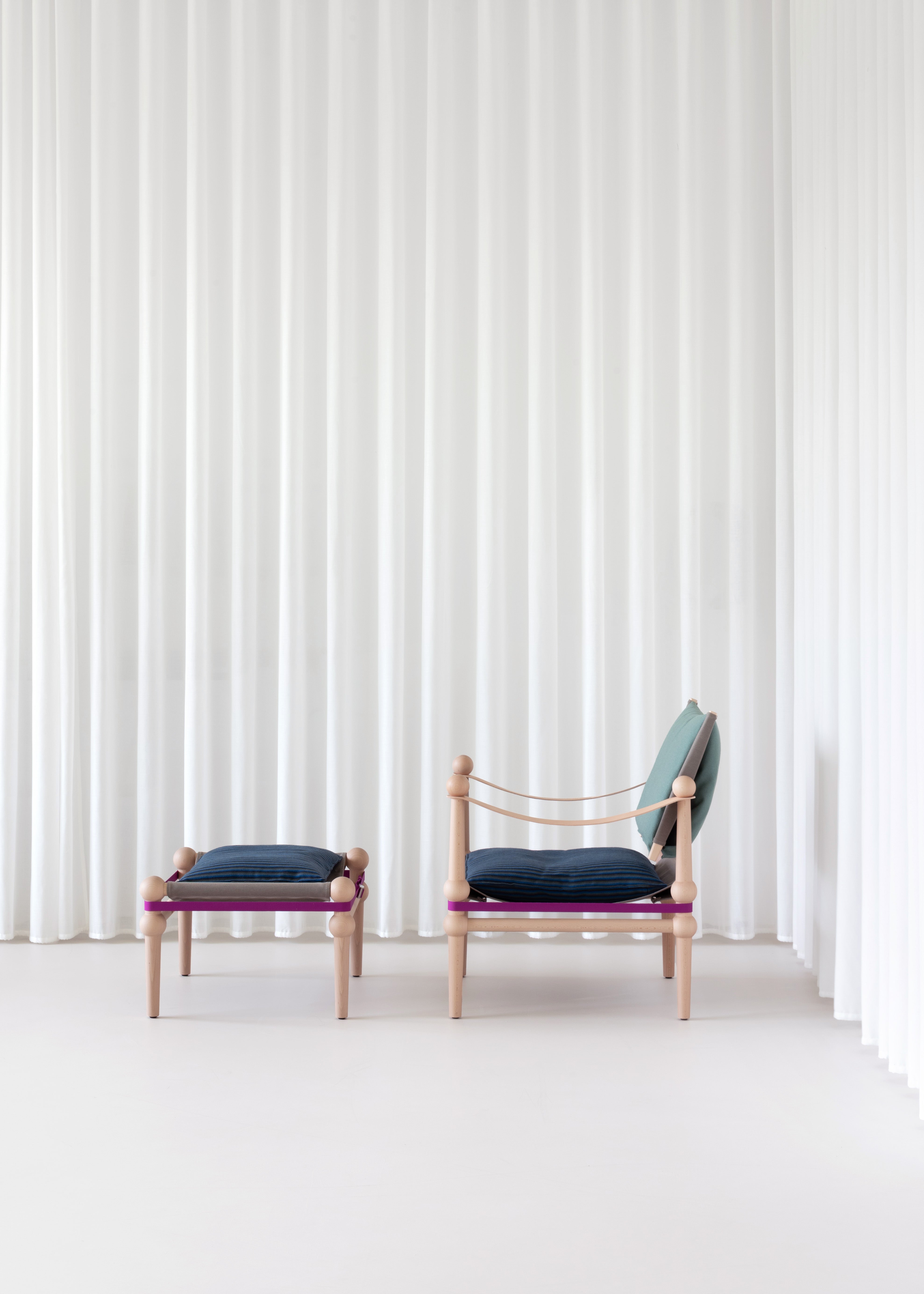 Křeslo TWAIN modré s jasným bukovým podstavcem