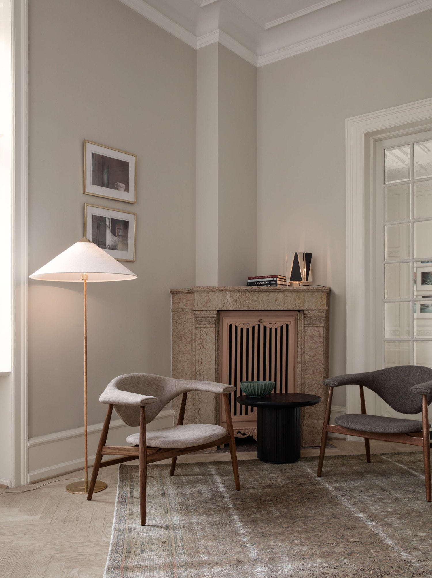 Křeslo MASCULO čalouněné s ořechovým podstavcem