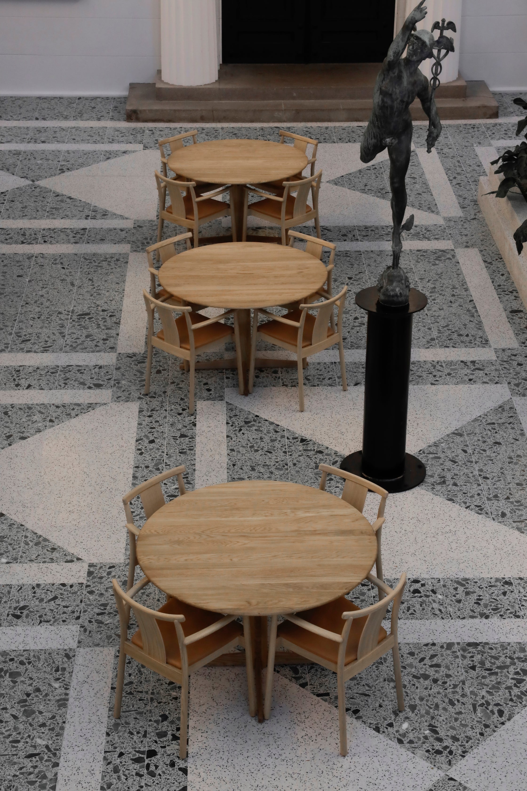 Krzesło MERKUR czarne drewno dębowe z brązowym siedziskiem