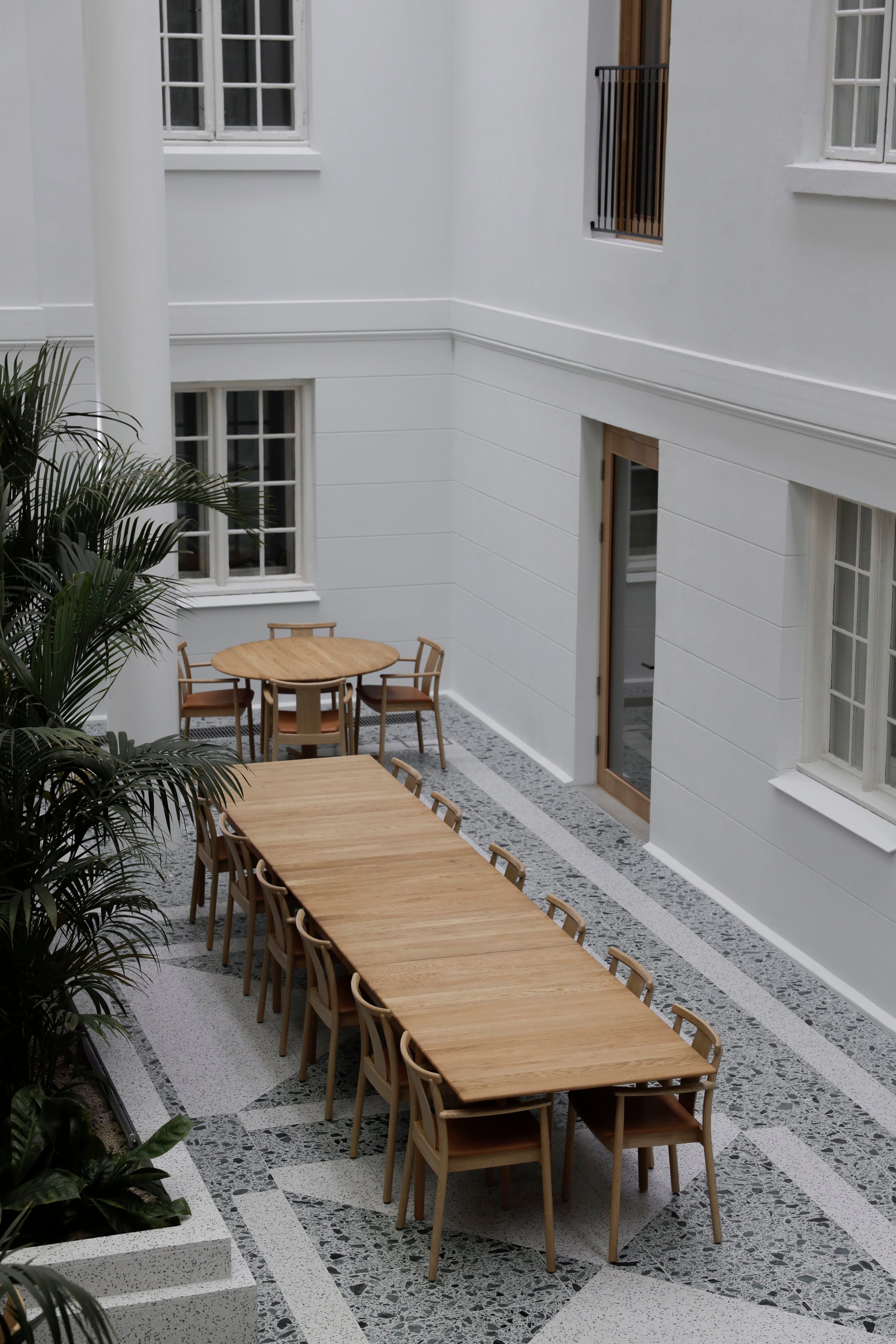 Krzesło MERKUR czarne drewno dębowe z brązowym siedziskiem