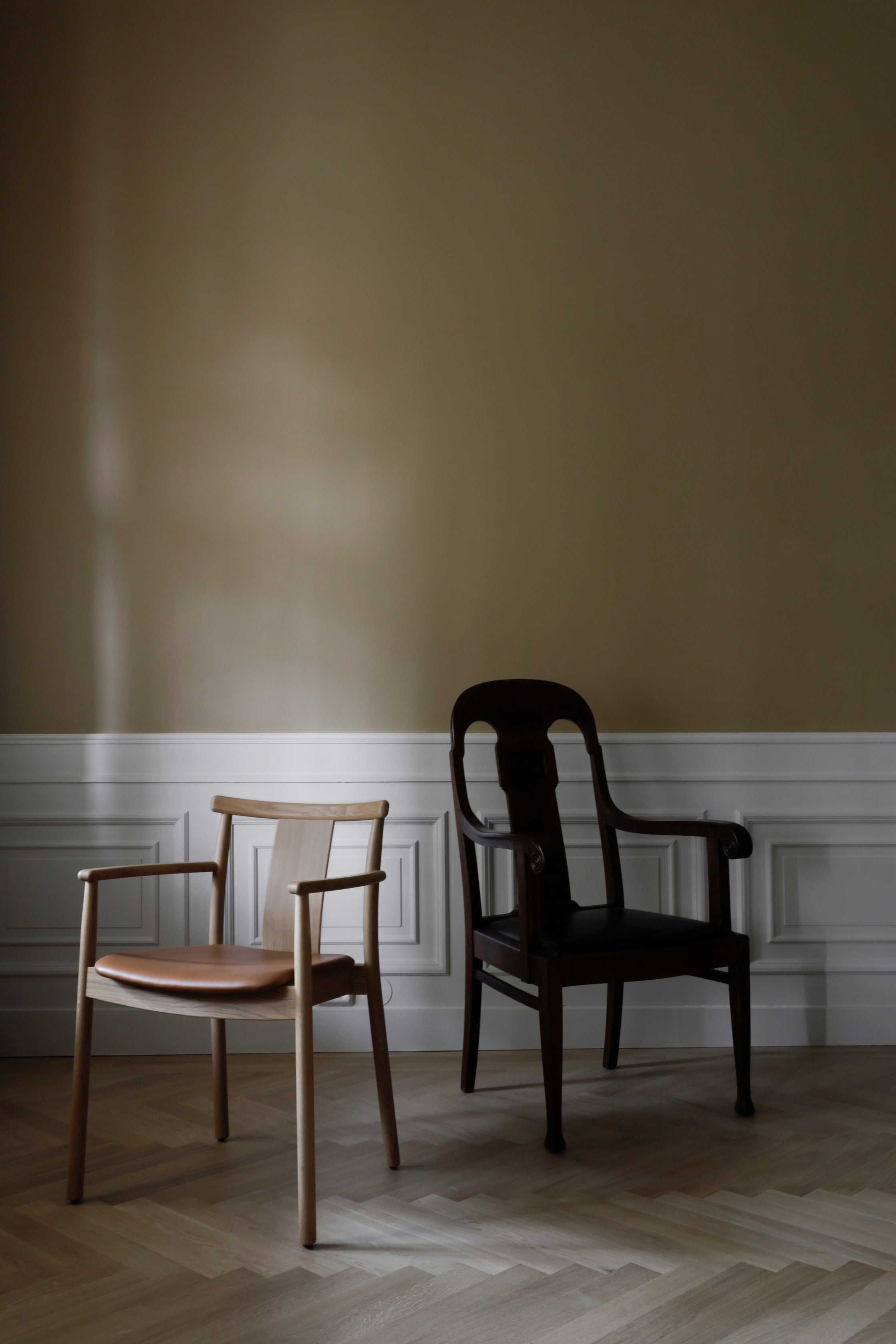 Krzesło MERKUR czarne drewno dębowe z brązowym siedziskiem