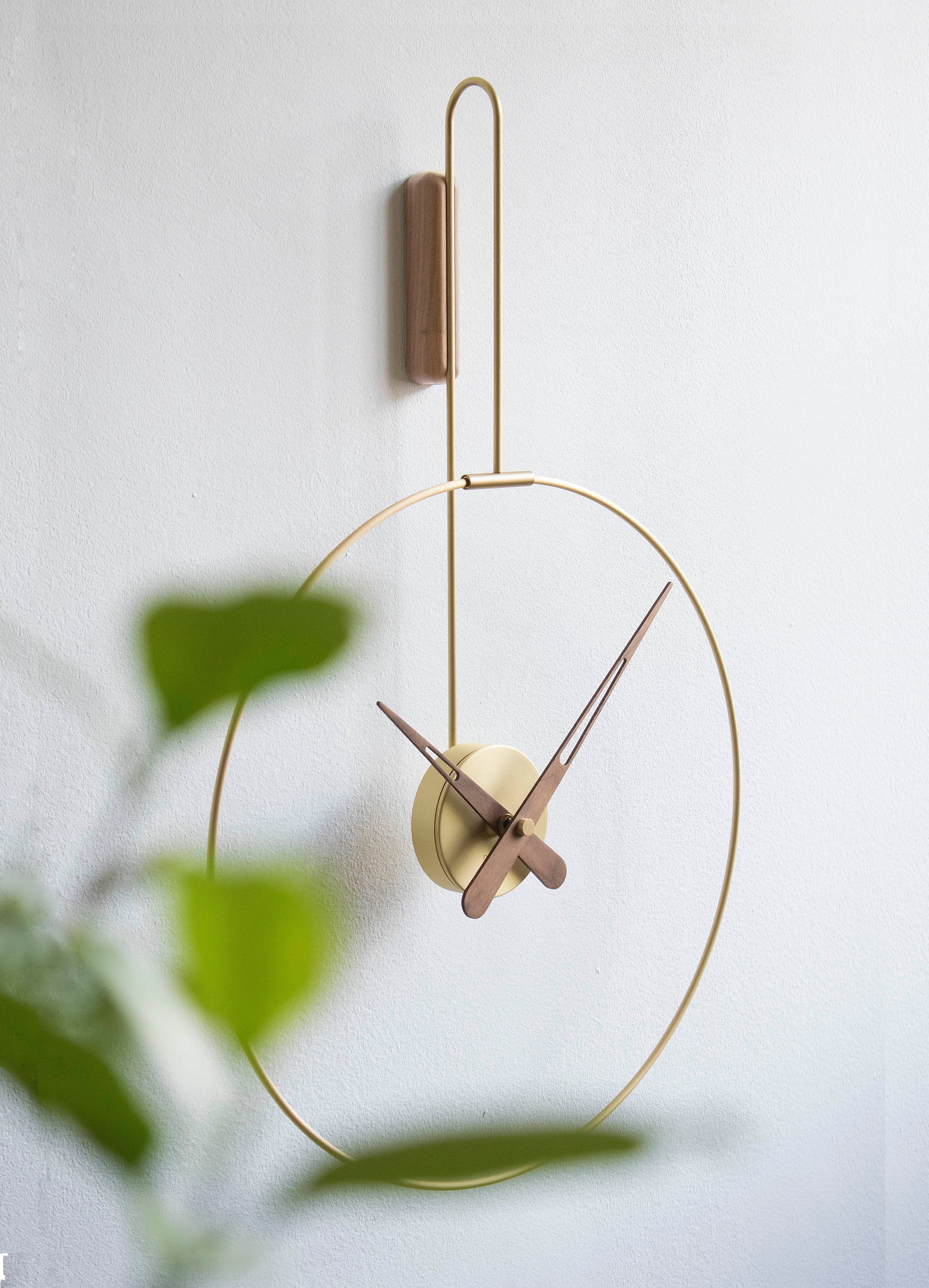 Nástěnné hodiny MICRO DARO ořechové dřevo s mosazným detailem