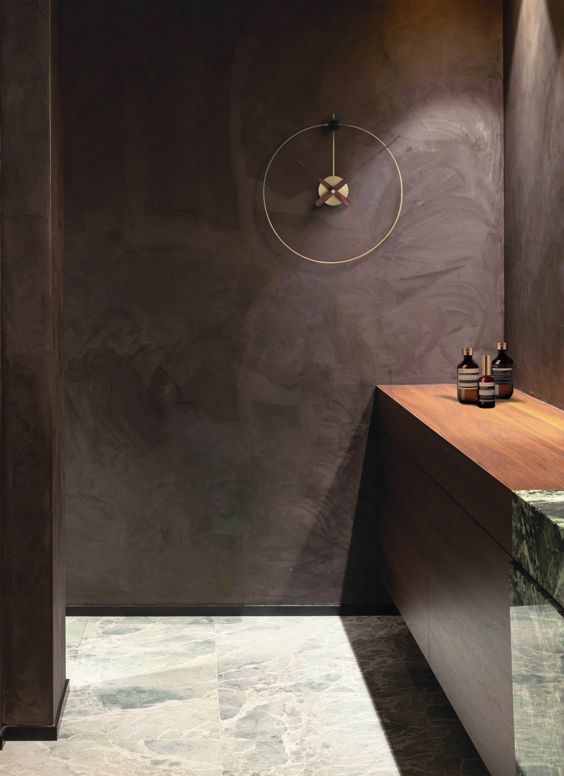 Nástěnné hodiny MICRO ANDA ořechové dřevo s mosazným detailem