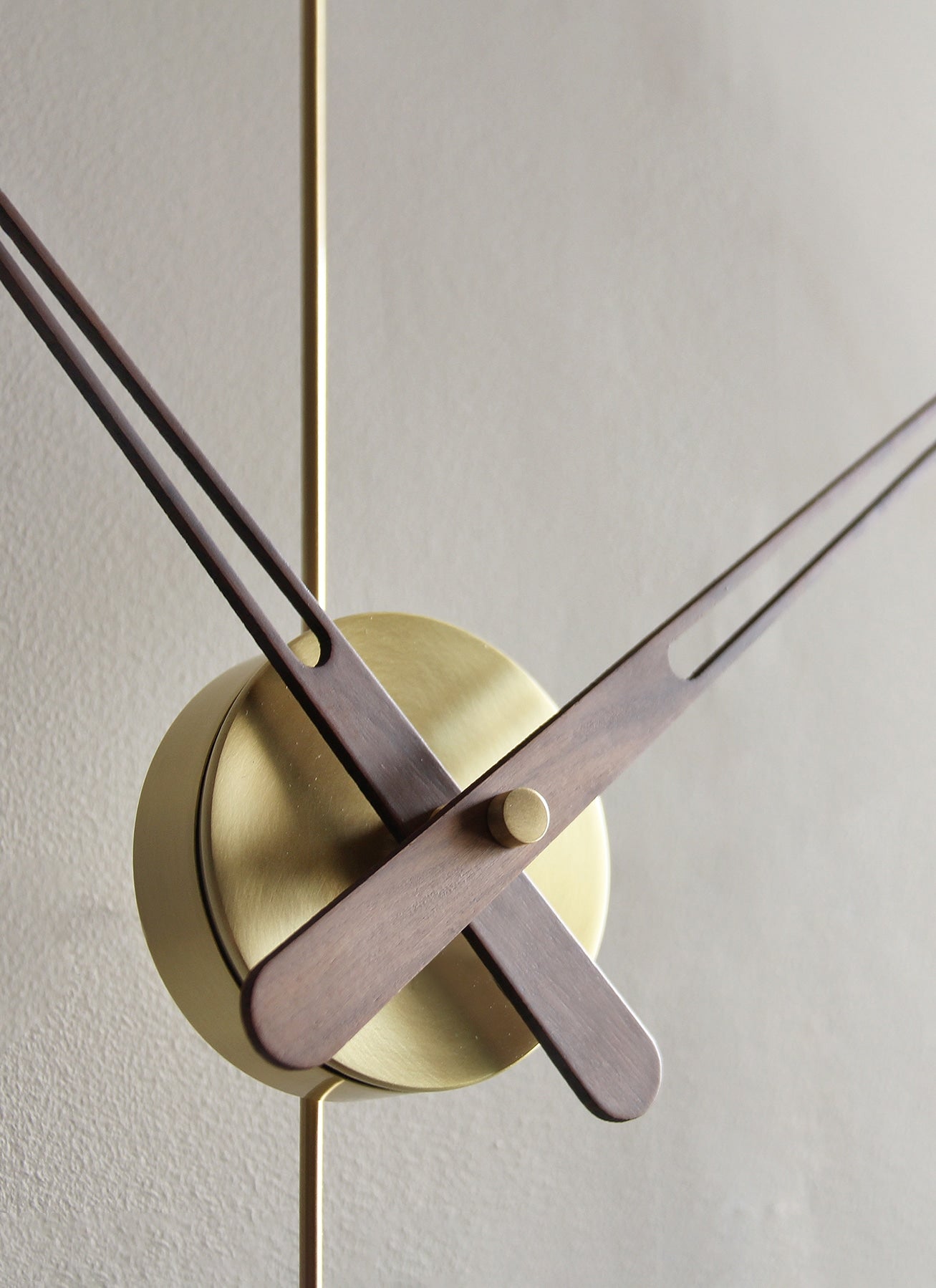 Nástěnné hodiny BARCELONA MINI ořechové dřevo s černou a zlatou