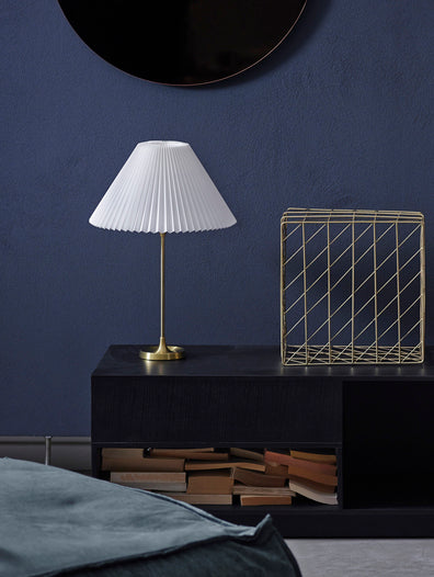 Stolní lampa MODEL 307 bílá s mosazným podstavcem