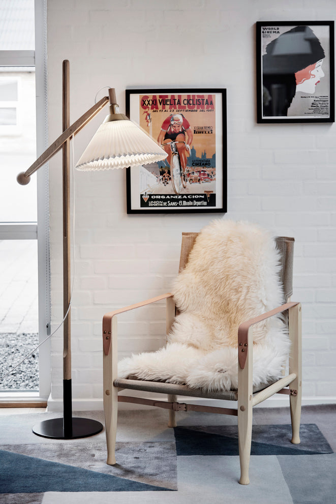 Stojací lampa MODEL 325 bílá s jasně dubovým podstavcem