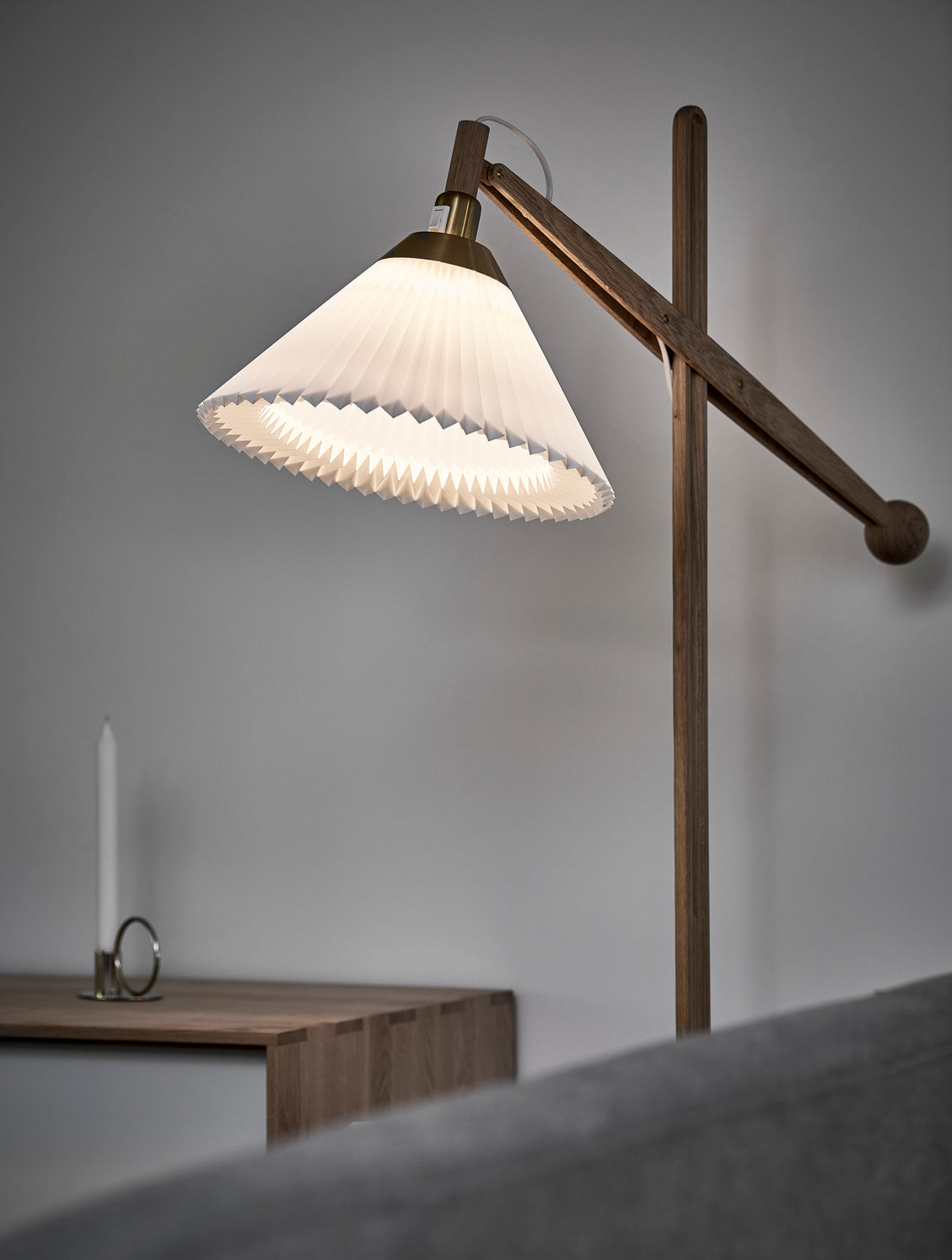 Stojací lampa MODEL 325 bílá s jasně dubovým podstavcem