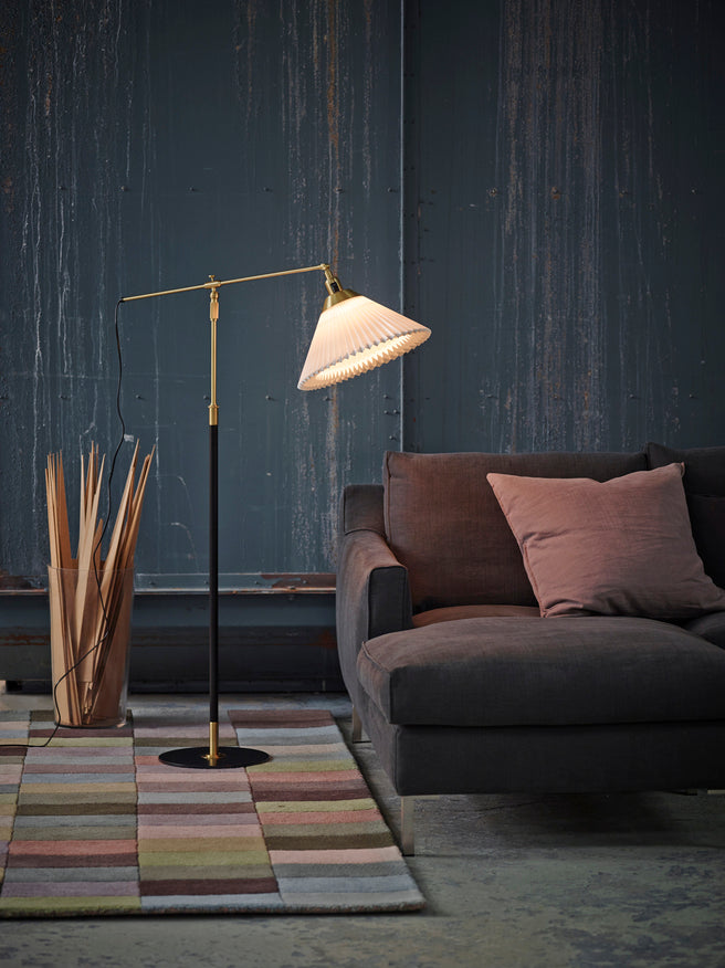 Stojací lampa MODEL 349 bílá s černo-zlatým podstavcem