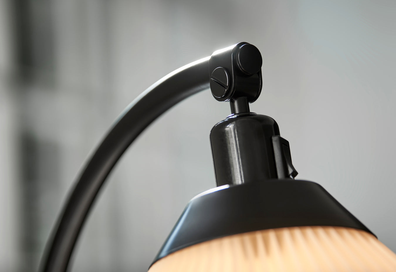 Stojací lampa MODEL 368 bílá s černým podstavcem