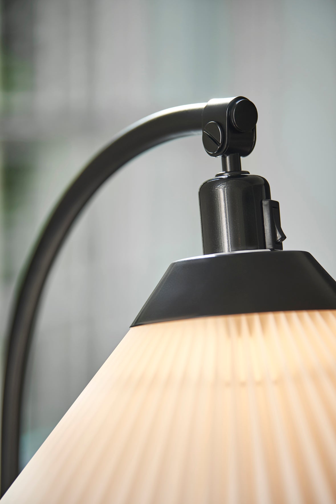 Stojací lampa MODEL 368 bílá s černým podstavcem