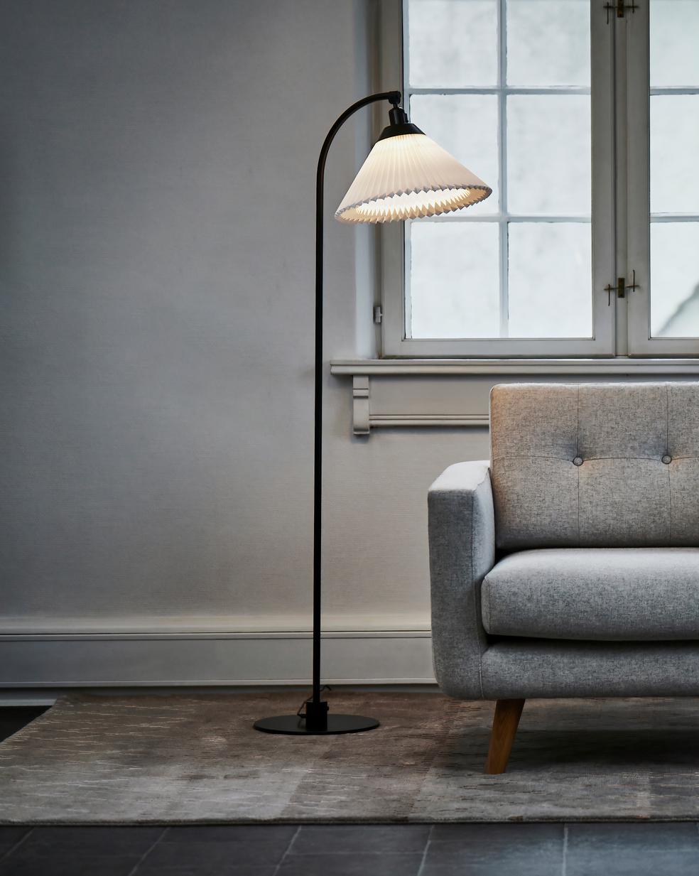 Stojací lampa MODEL 368 bílá s černým podstavcem