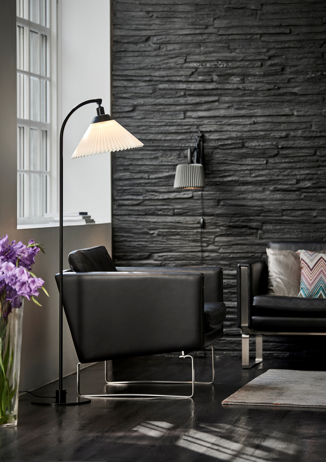 Stojací lampa MODEL 368 bílá s černým podstavcem