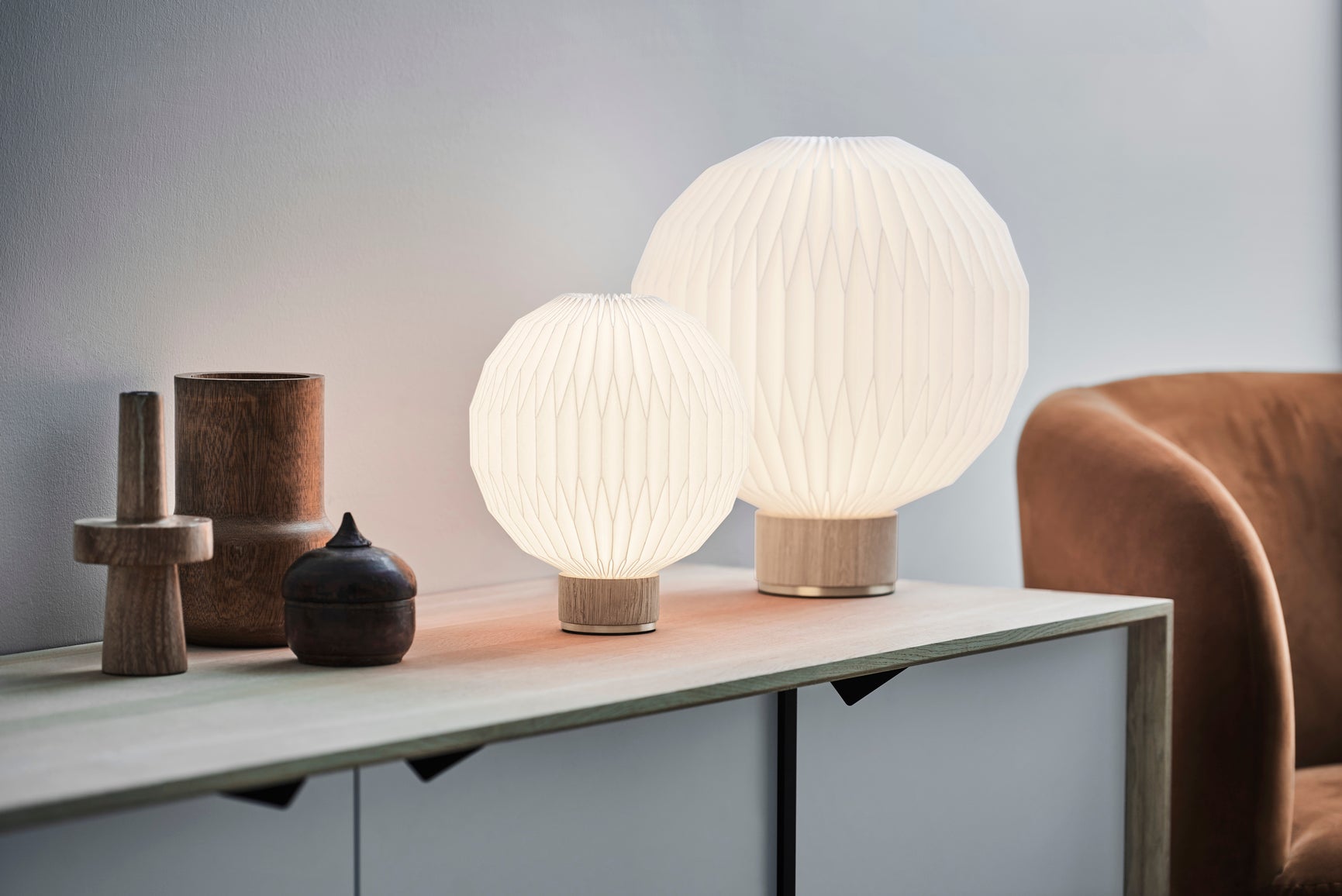 Stolní lampa MODEL 375 bílá s jasně dubovým podstavcem