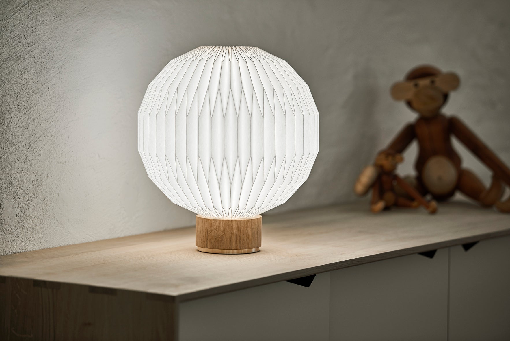 Stolní lampa MODEL 375 bílá s jasně dubovým podstavcem