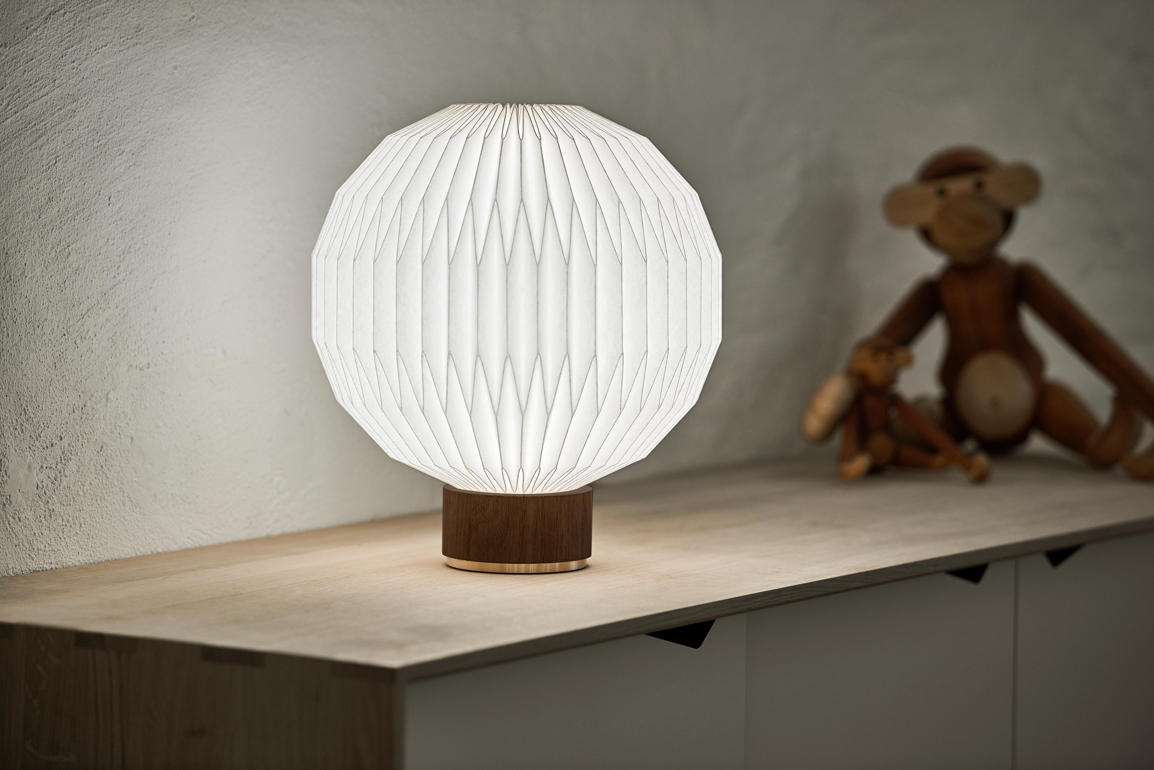 Stolní lampa MODEL 375 bílá s kouřovým dubovým podstavcem