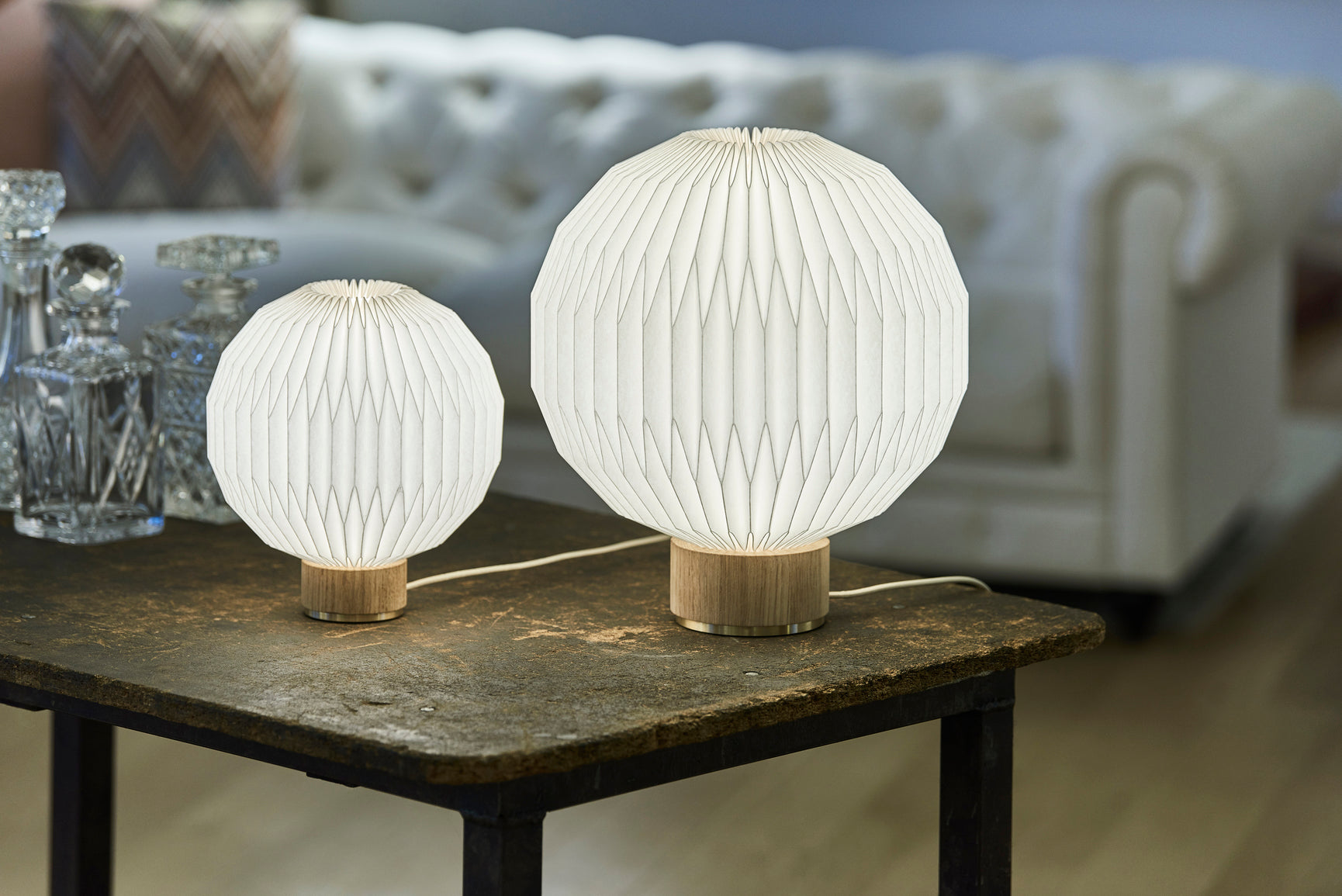 Stolní lampa MODEL 375 bílá s jasně dubovým podstavcem