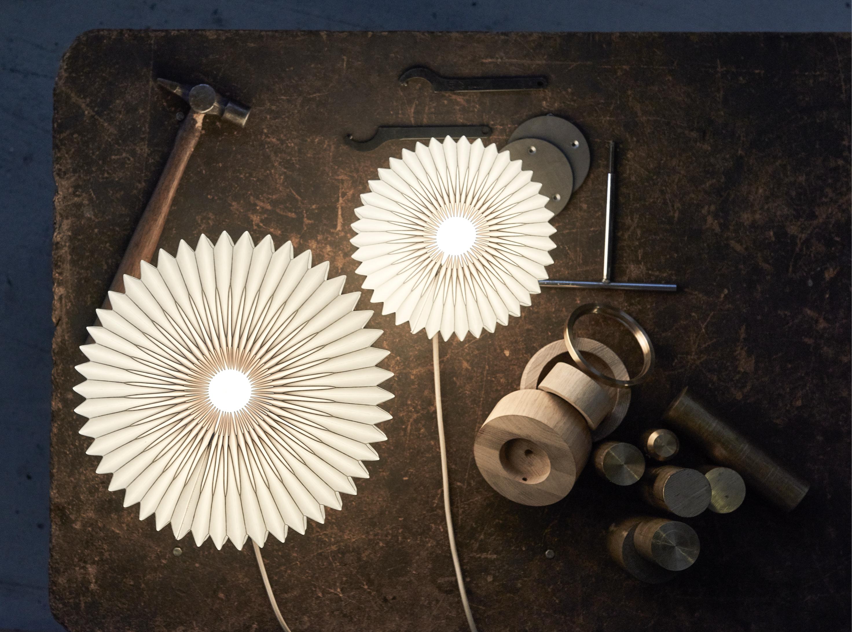 Stolní lampa MODEL 375 bílá s kouřovým dubovým podstavcem