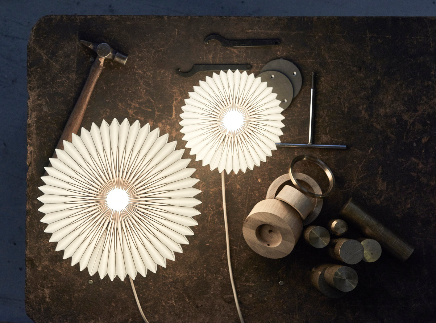 Stolní lampa MODEL 375 bílá s jasně dubovým podstavcem