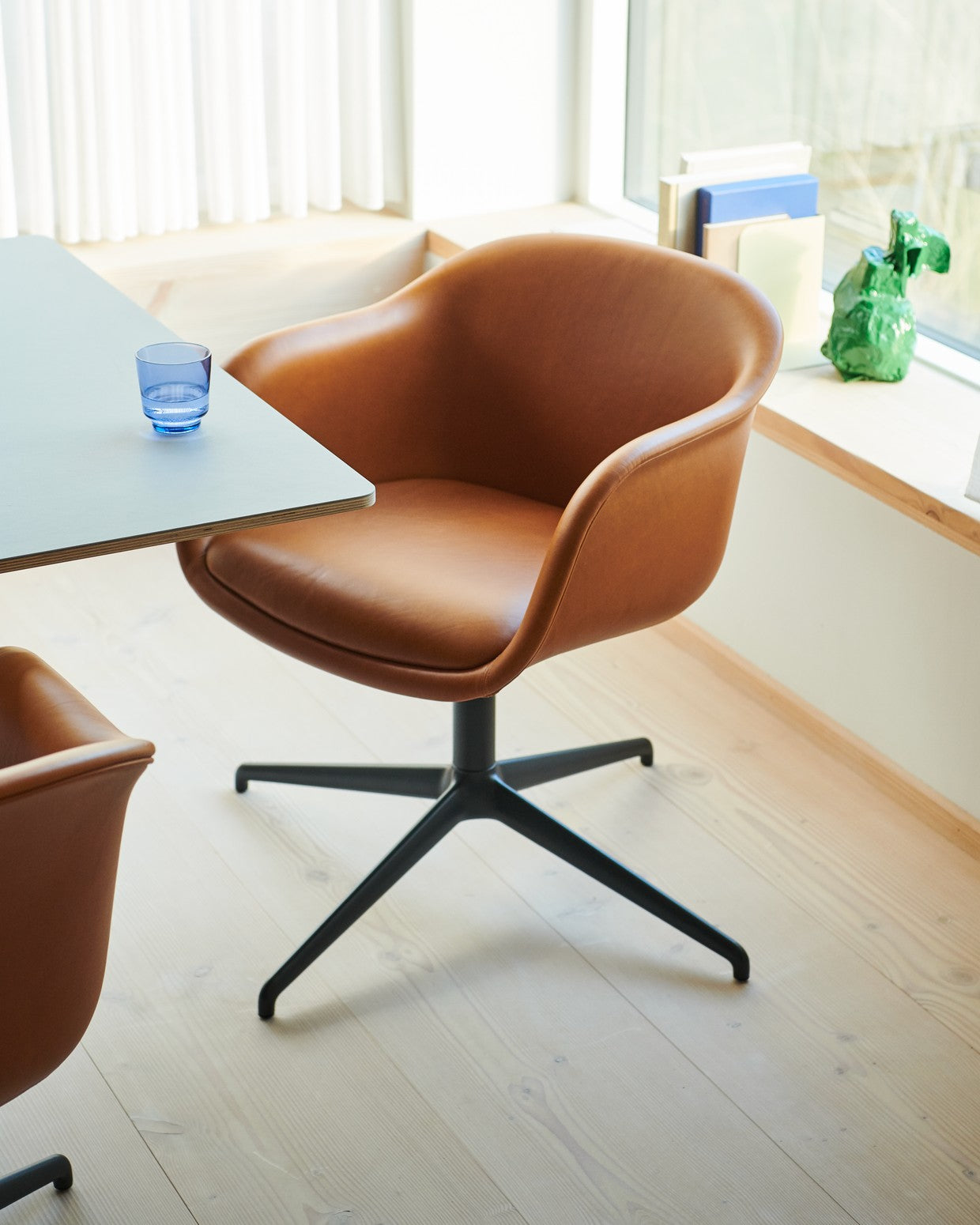 FIBER CONFERENCE Armchair with Armrests - Customizable