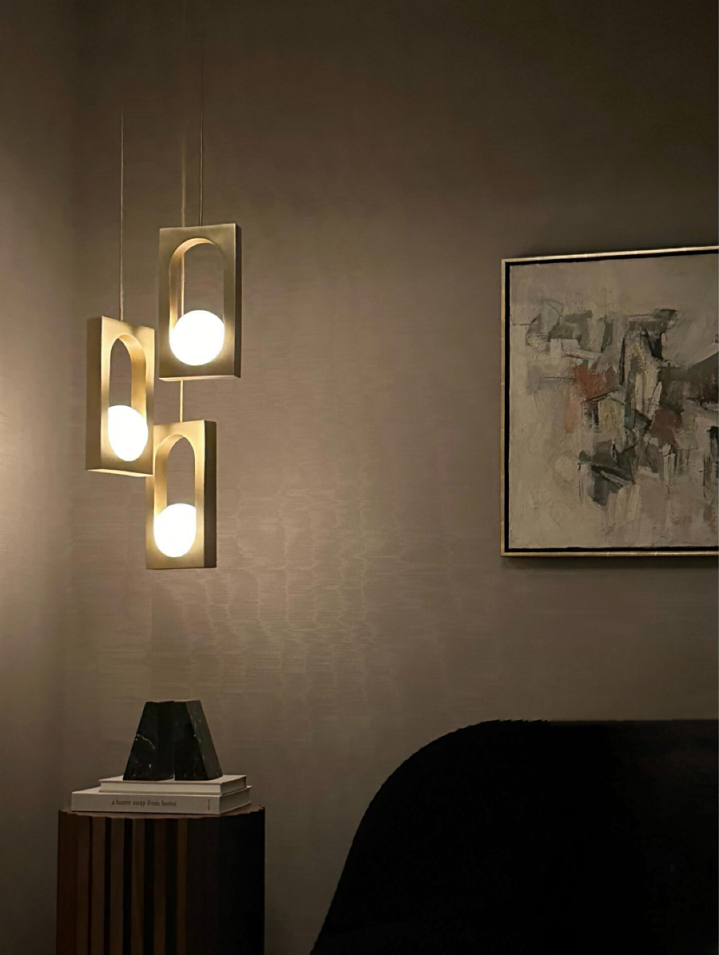 Lampa visící MYTHOS s opálovým stínidlem a mosaznými detaily