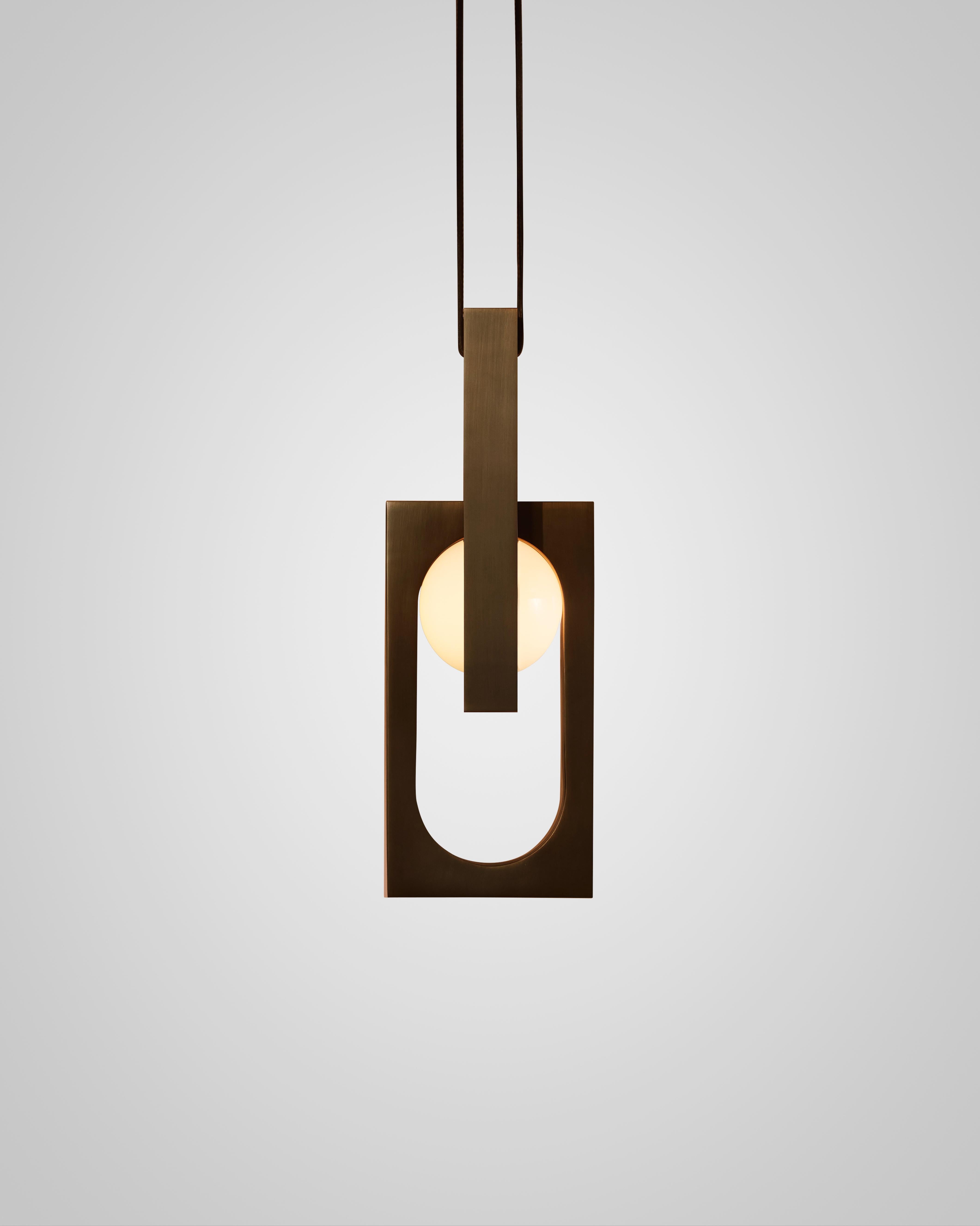 Lampa visící MYTHOS DUO s opálovým stínidlem a černěným mosazným detailem.
