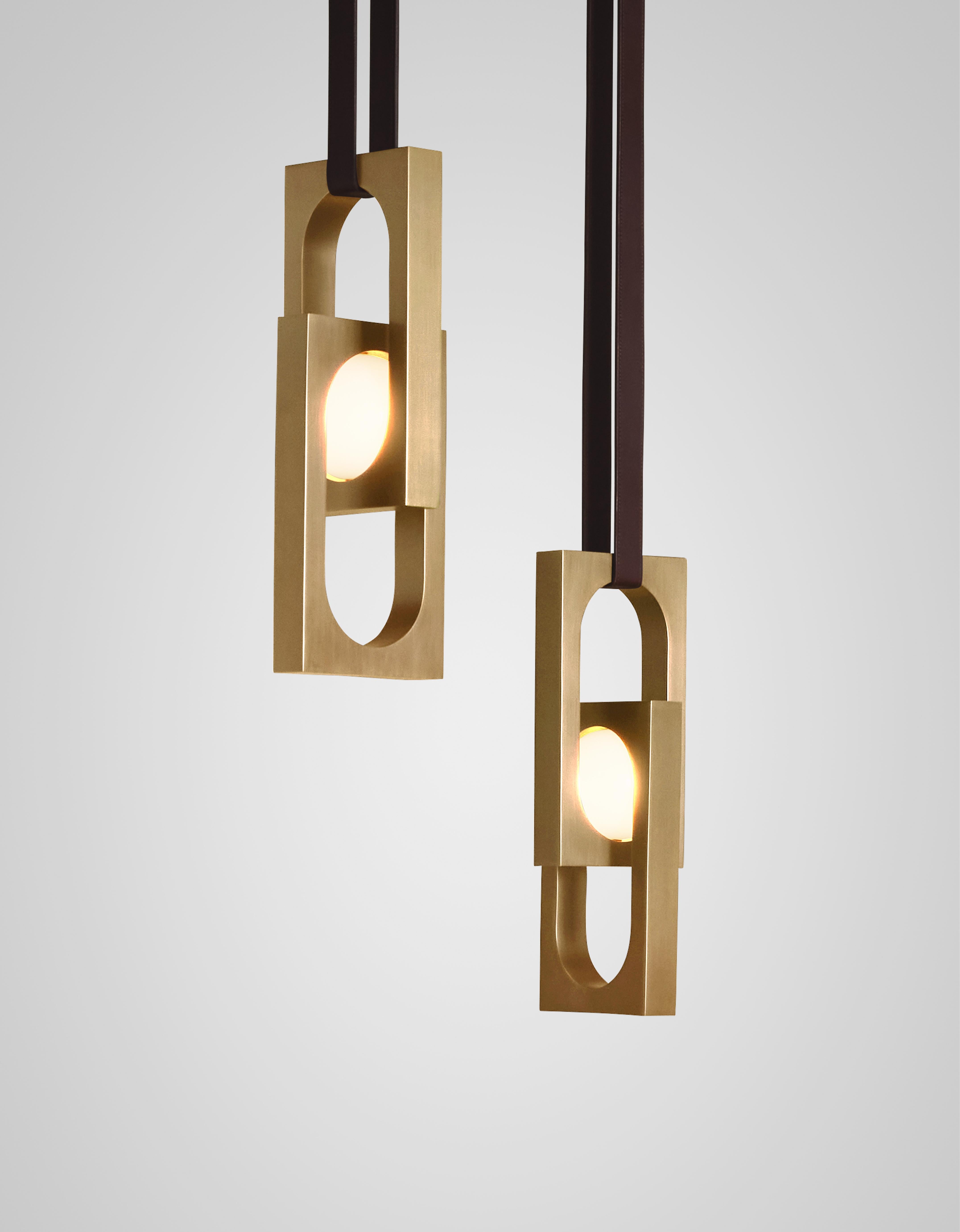 Lampa visící MYTHOS DUO s opálovým stínidlem a mosaznými detaily.