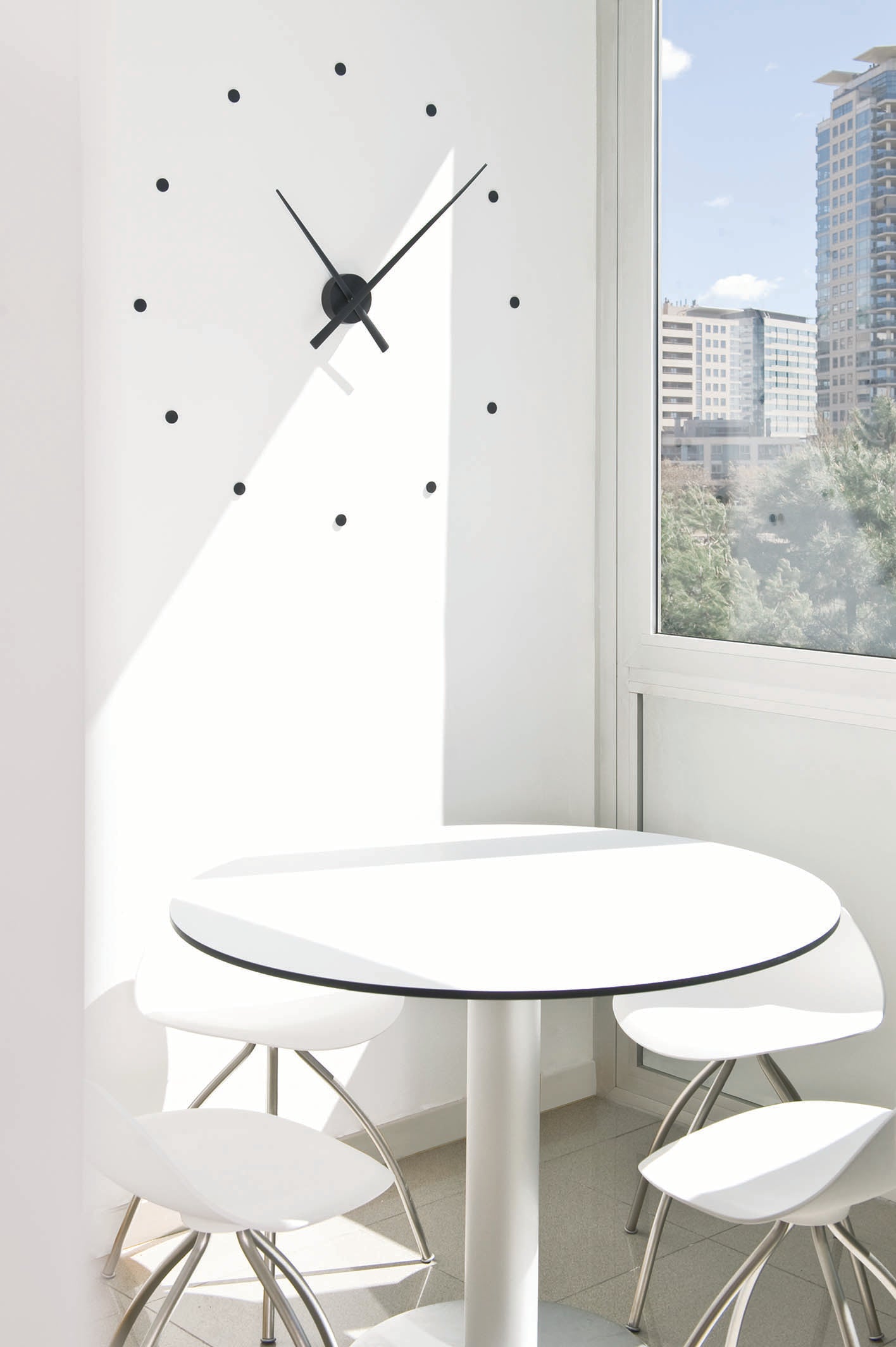 Nástěnné hodiny OJ černé