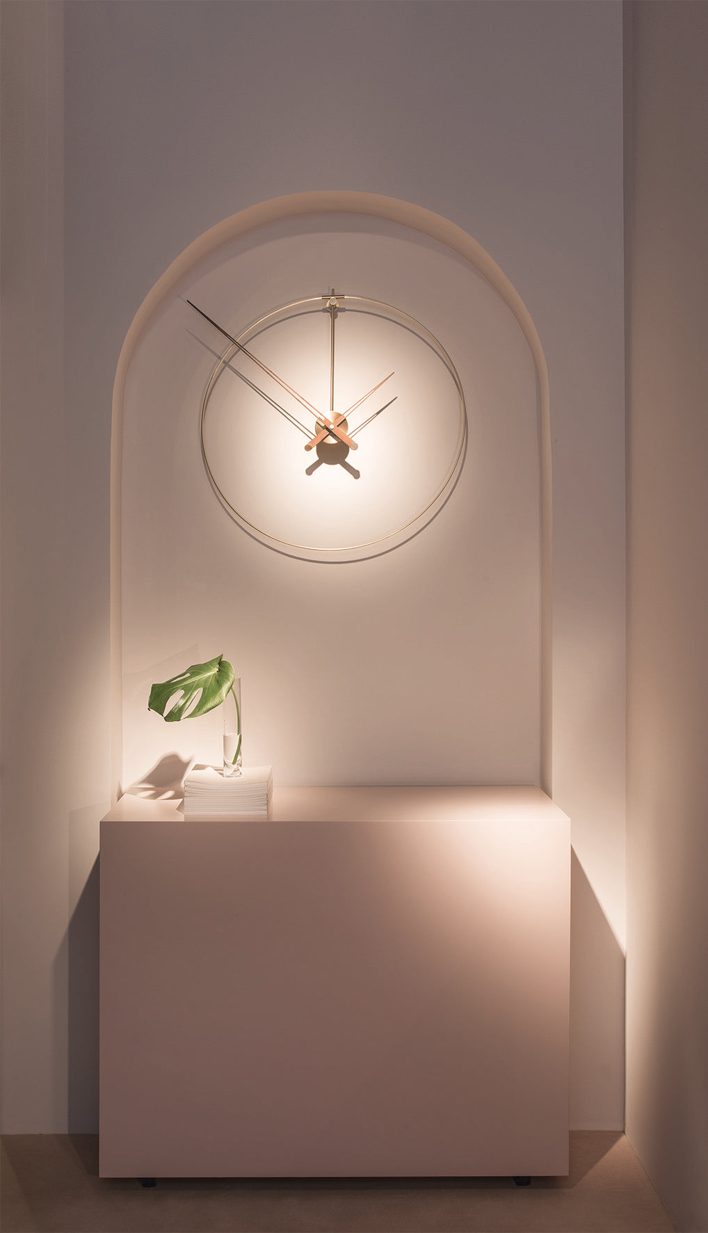 Nástěnné hodiny NEW ANDA ořechové dřevo s mosazným detailem