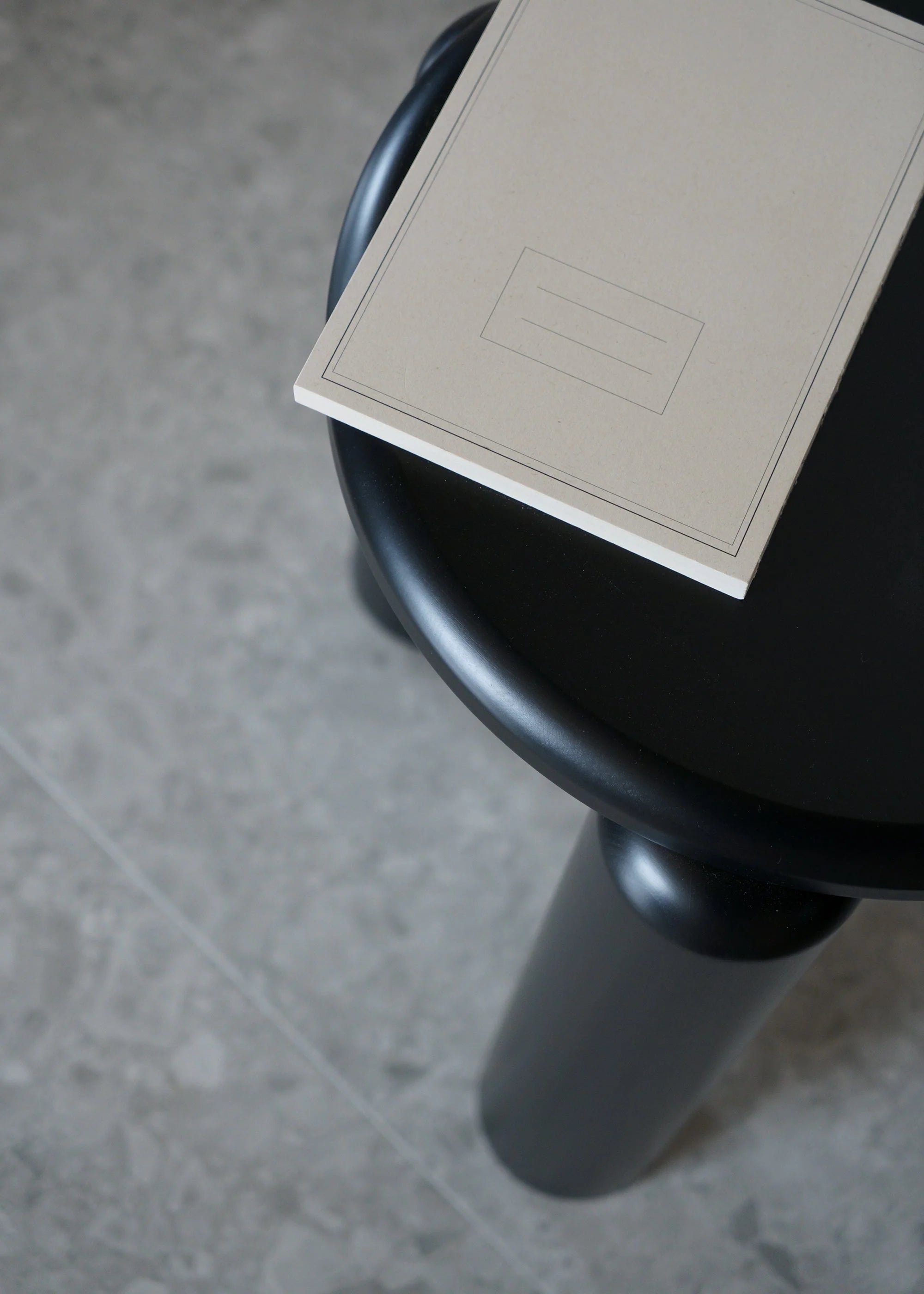 Boční stolek NEO černé jasanové dřevo