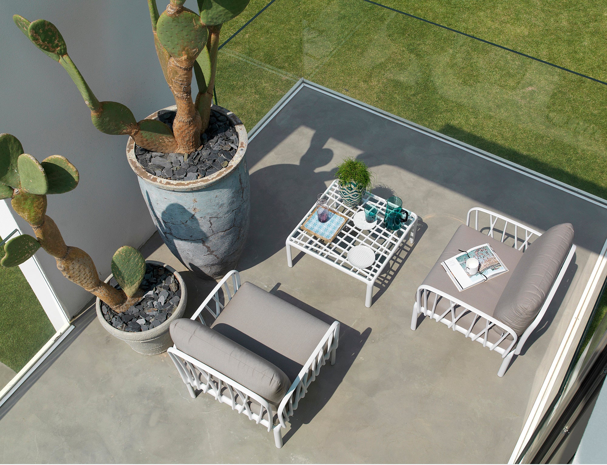 Bílý čtvercový venkovní konferenční stolek KOMODO