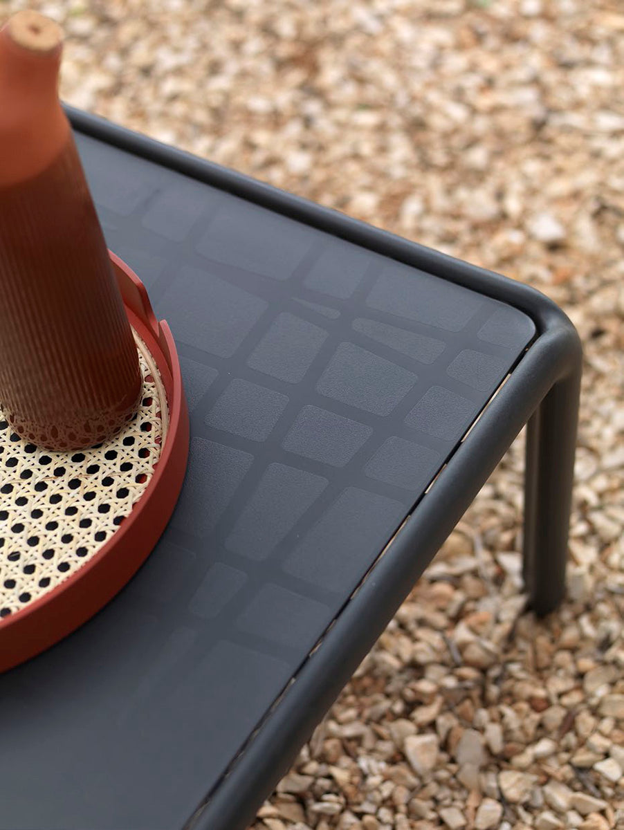 Bílý čtvercový venkovní konferenční stolek KOMODO