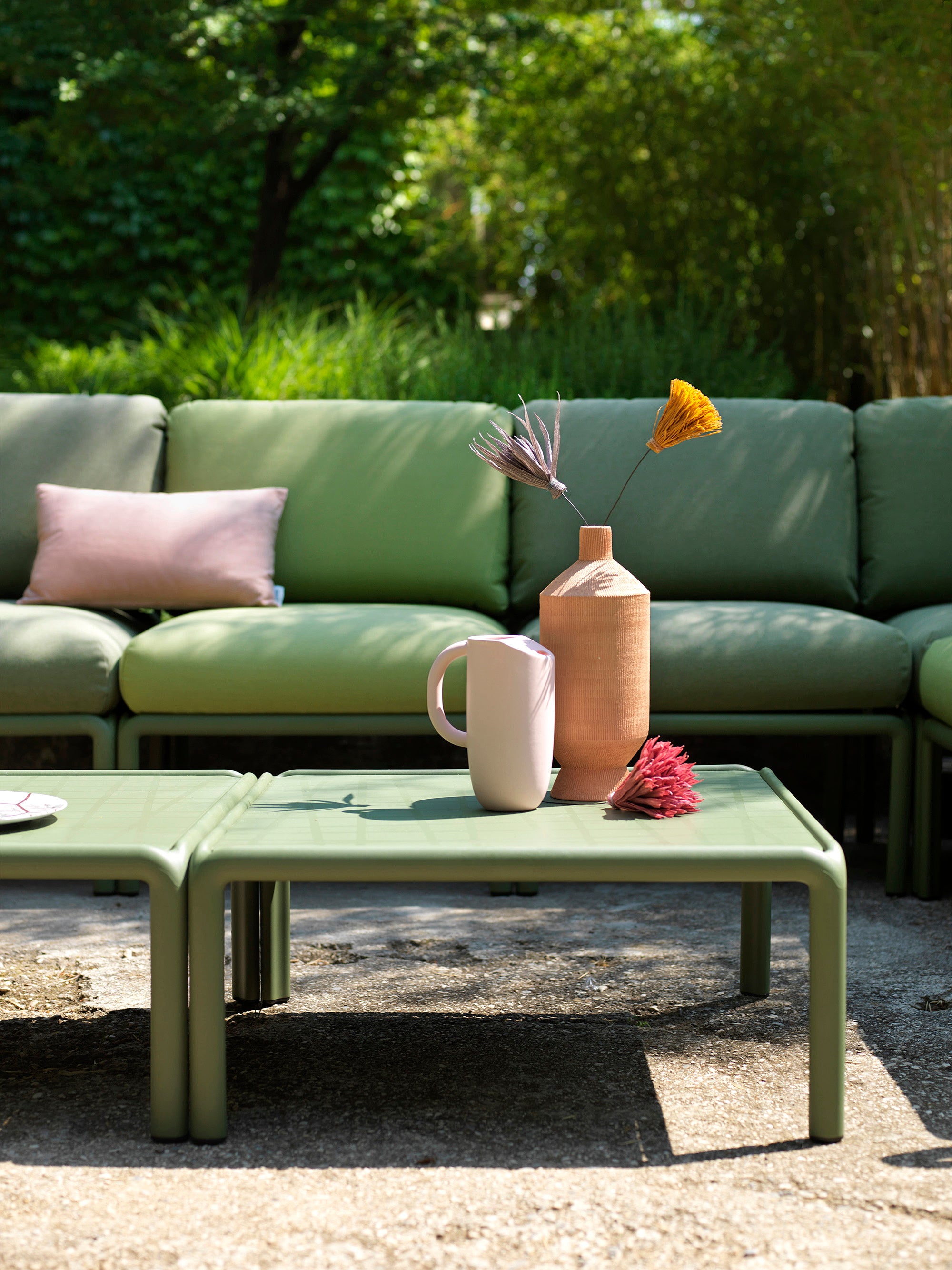 Bílý čtvercový venkovní konferenční stolek KOMODO