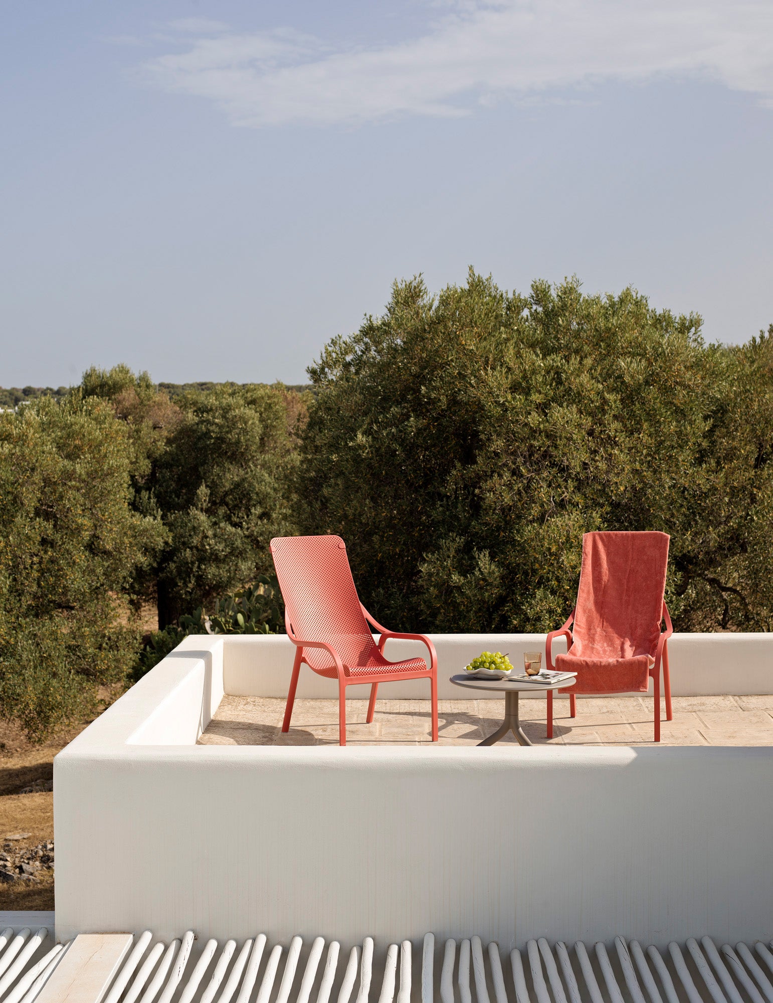 Kulatý venkovní stůl s nastavitelnou výškou SPRITZ modrý