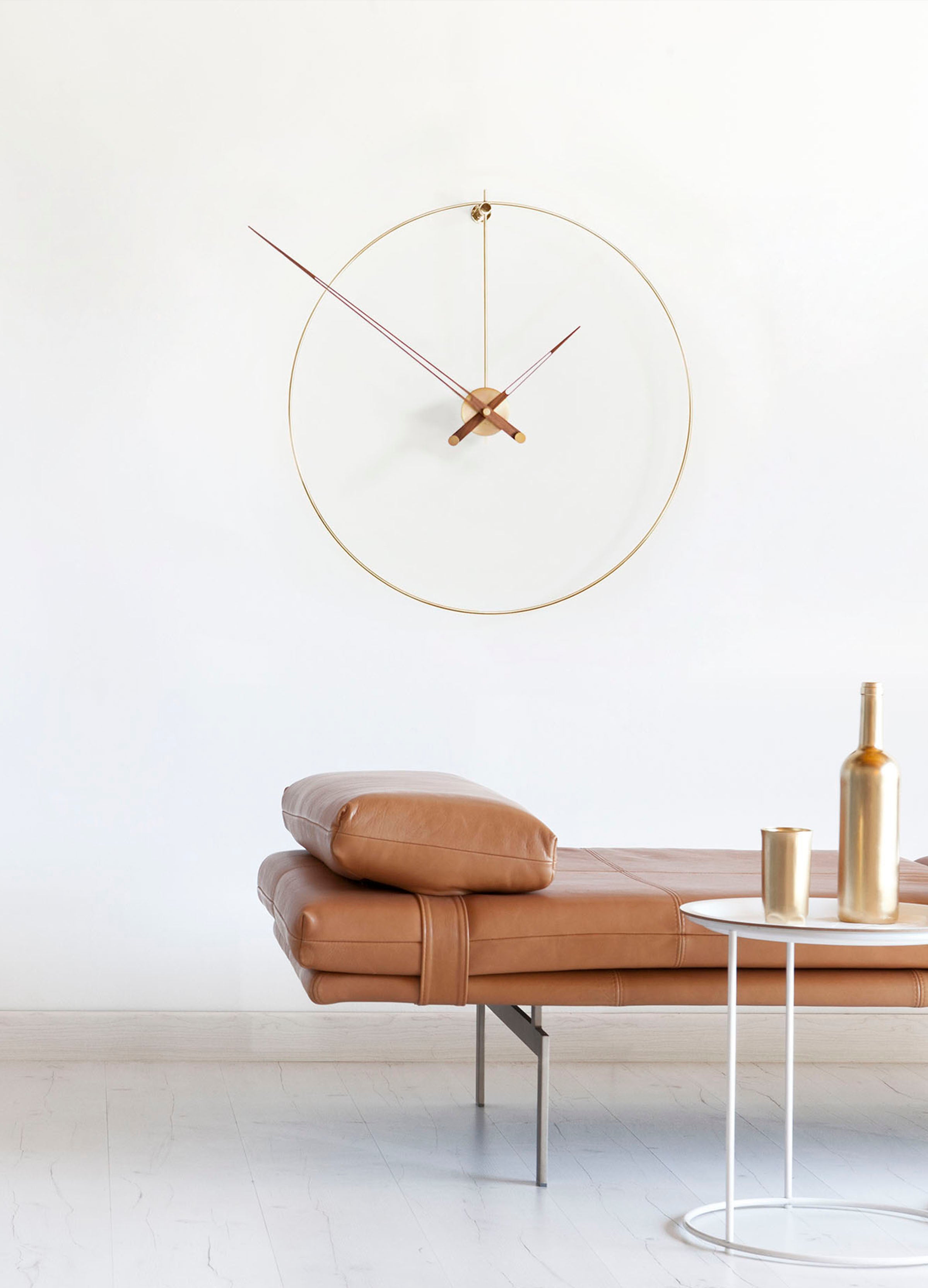 Nástěnné hodiny NEW ANDA ořechové dřevo s mosazným detailem