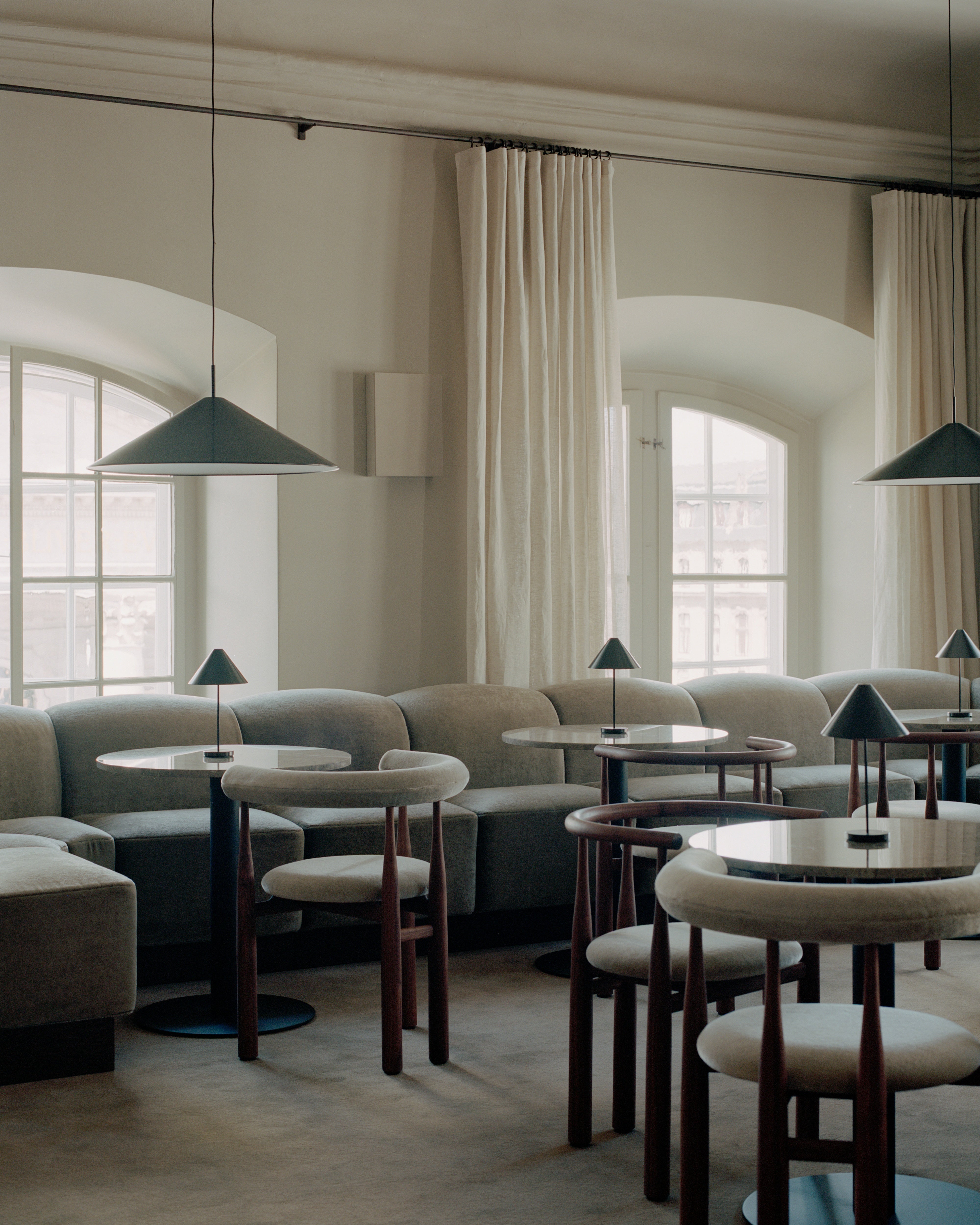 Židle BUKOWSKI PLNĚ čalouněná s ořechovým podstavcem