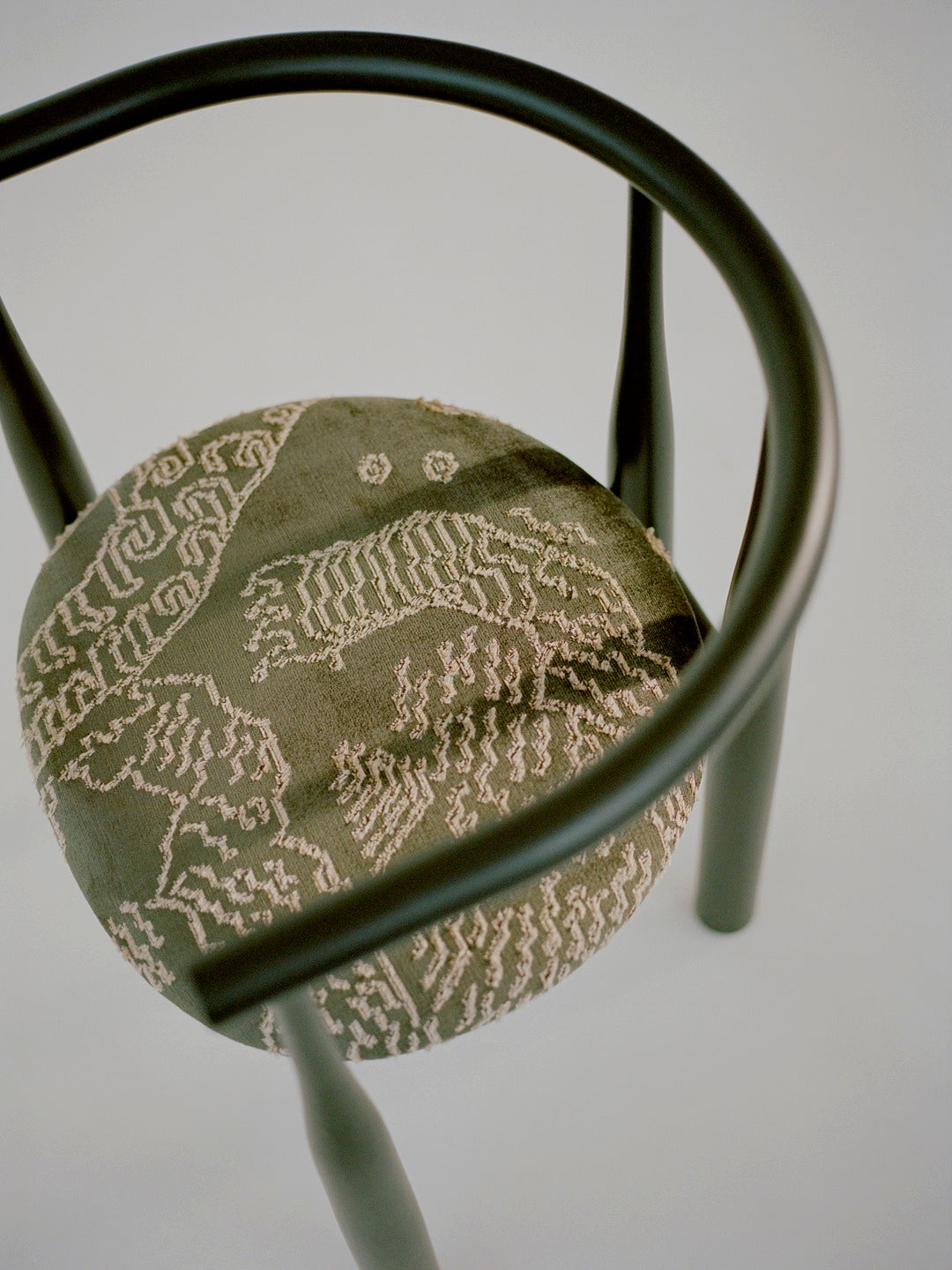 Židle BUKOWSKI s zvířecím potiskem a černým bukovým podstavcem