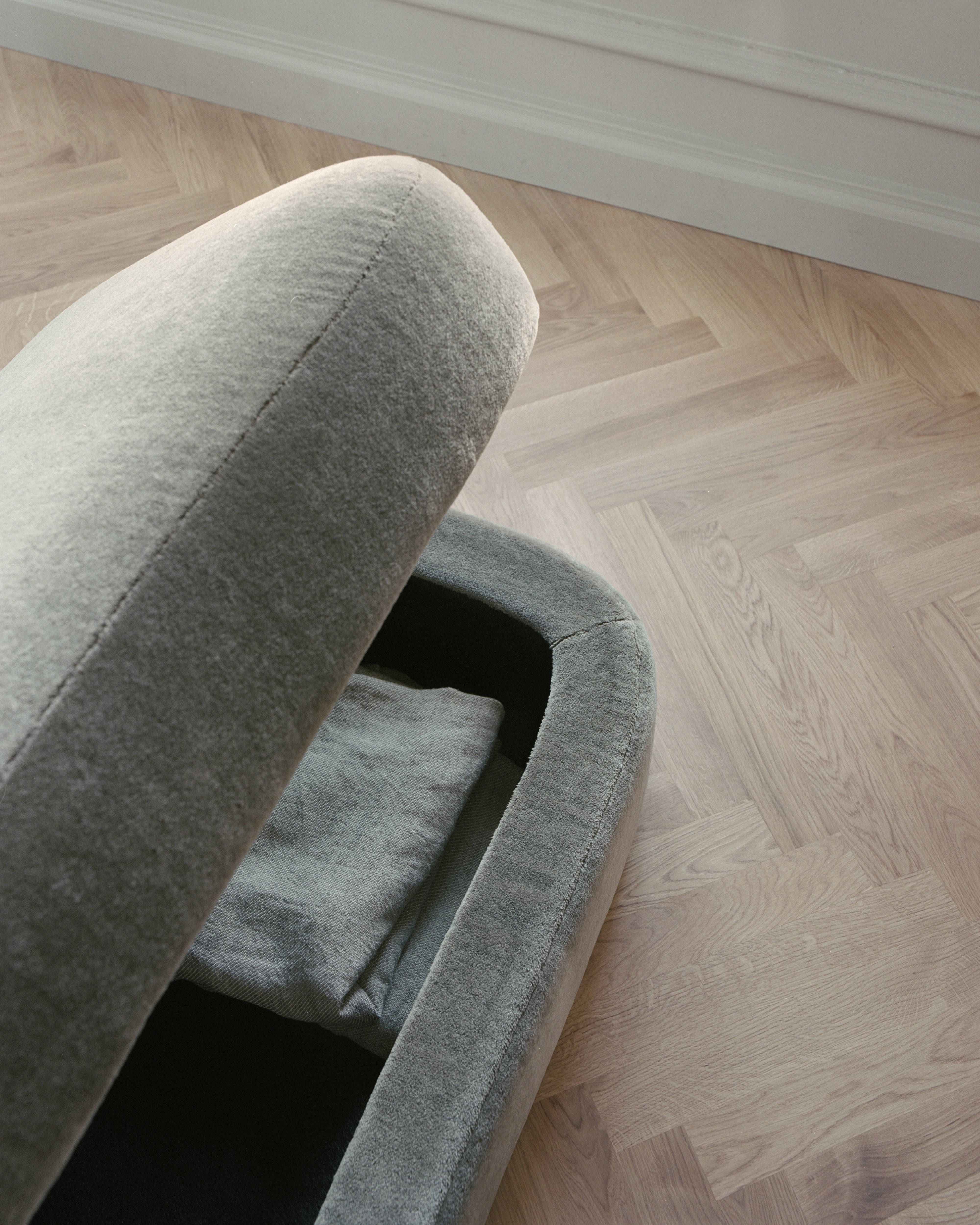 Upholstered pouf