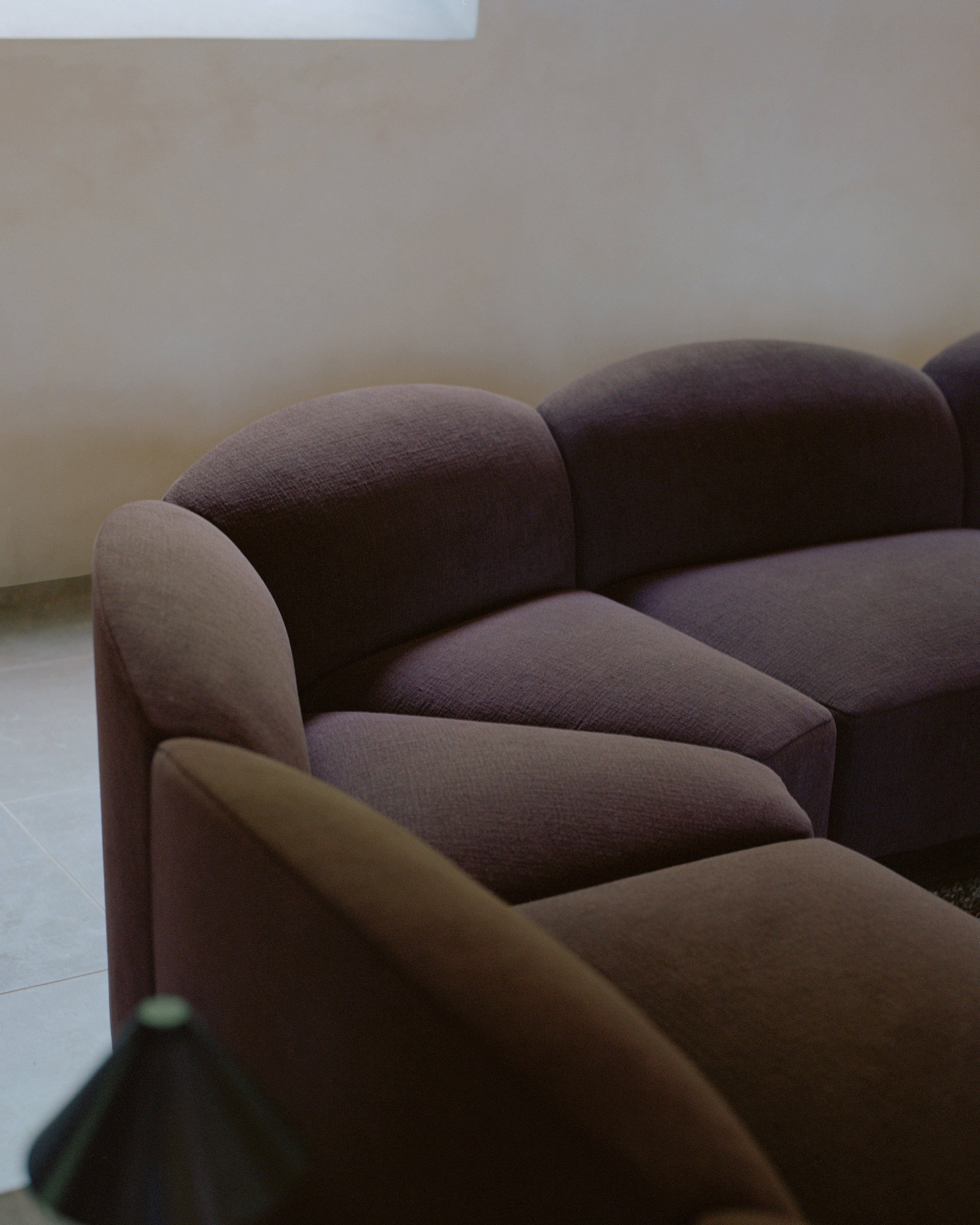 Modulární rohová pohovka půlkruhová pravostranná SHORE personalizovaná