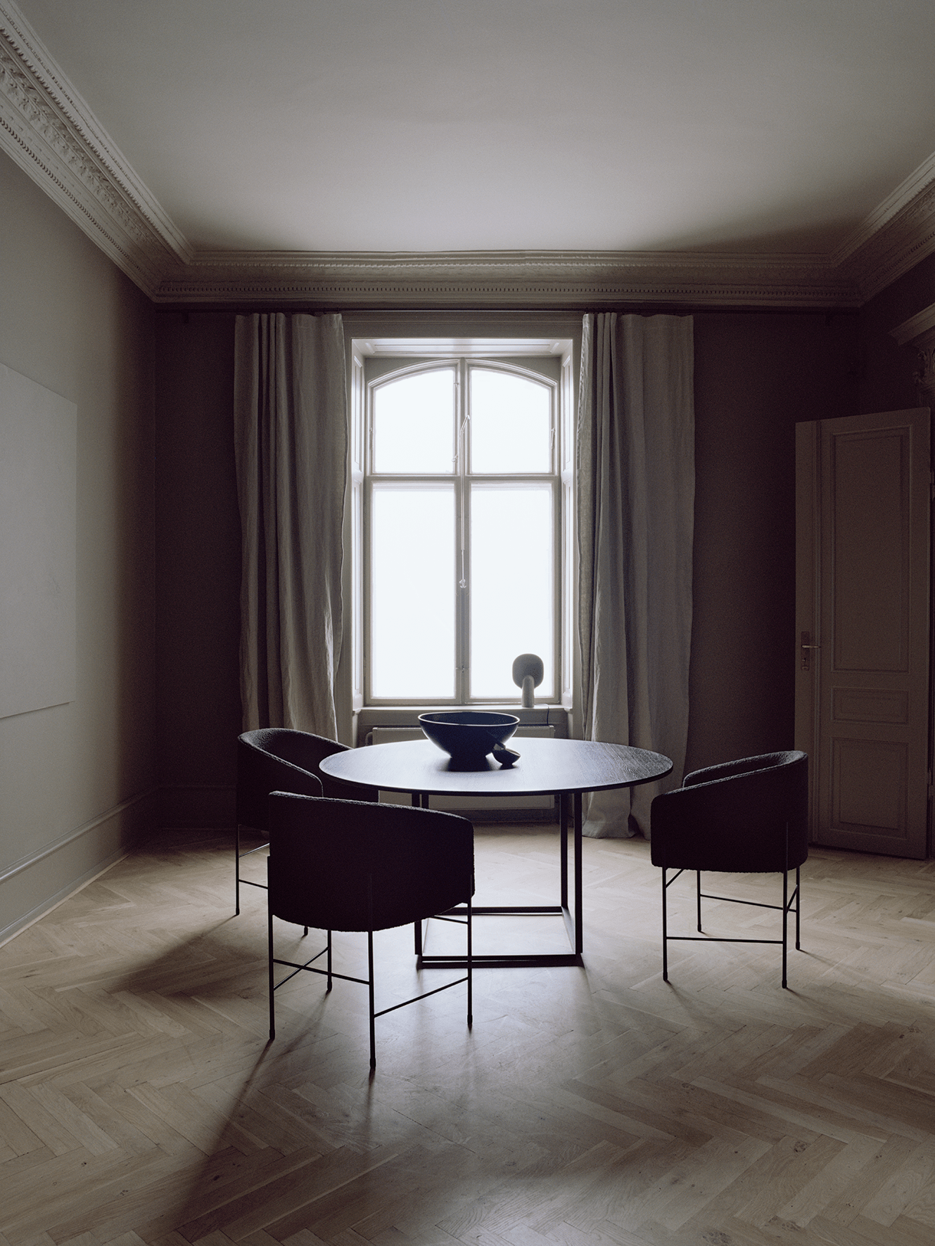 Florence round table black ash veneer with a black base