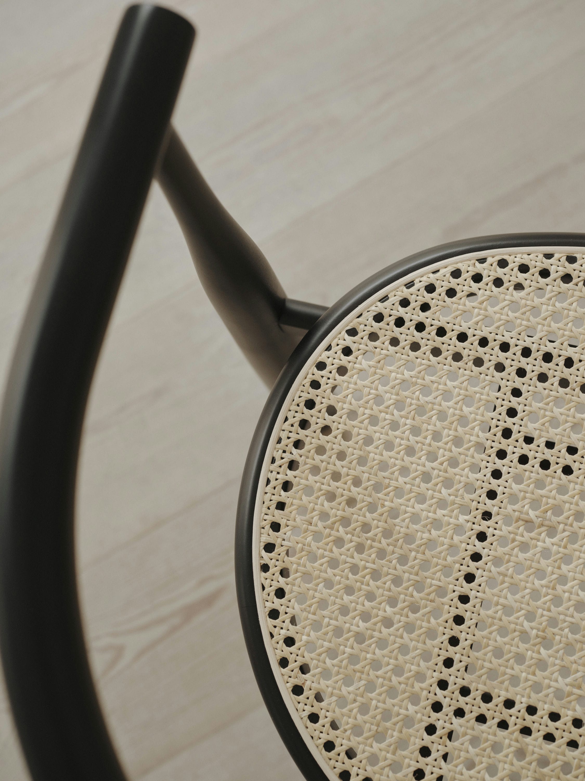 Židle BUKOWSKI s pleteným sedákem a černou bukovou základnou