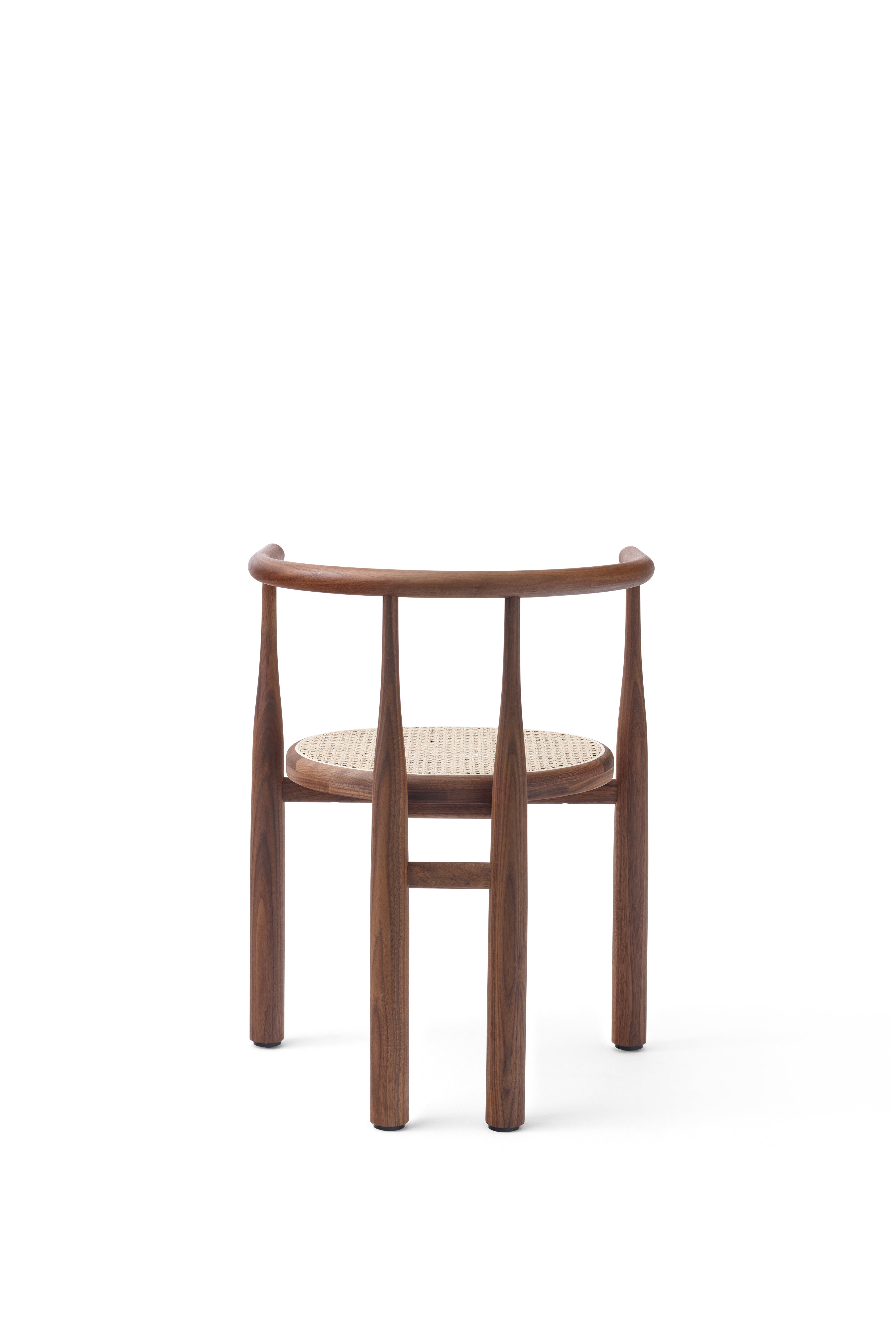 Židle BUKOWSKI s pleteným sedákem a ořechovou základnou