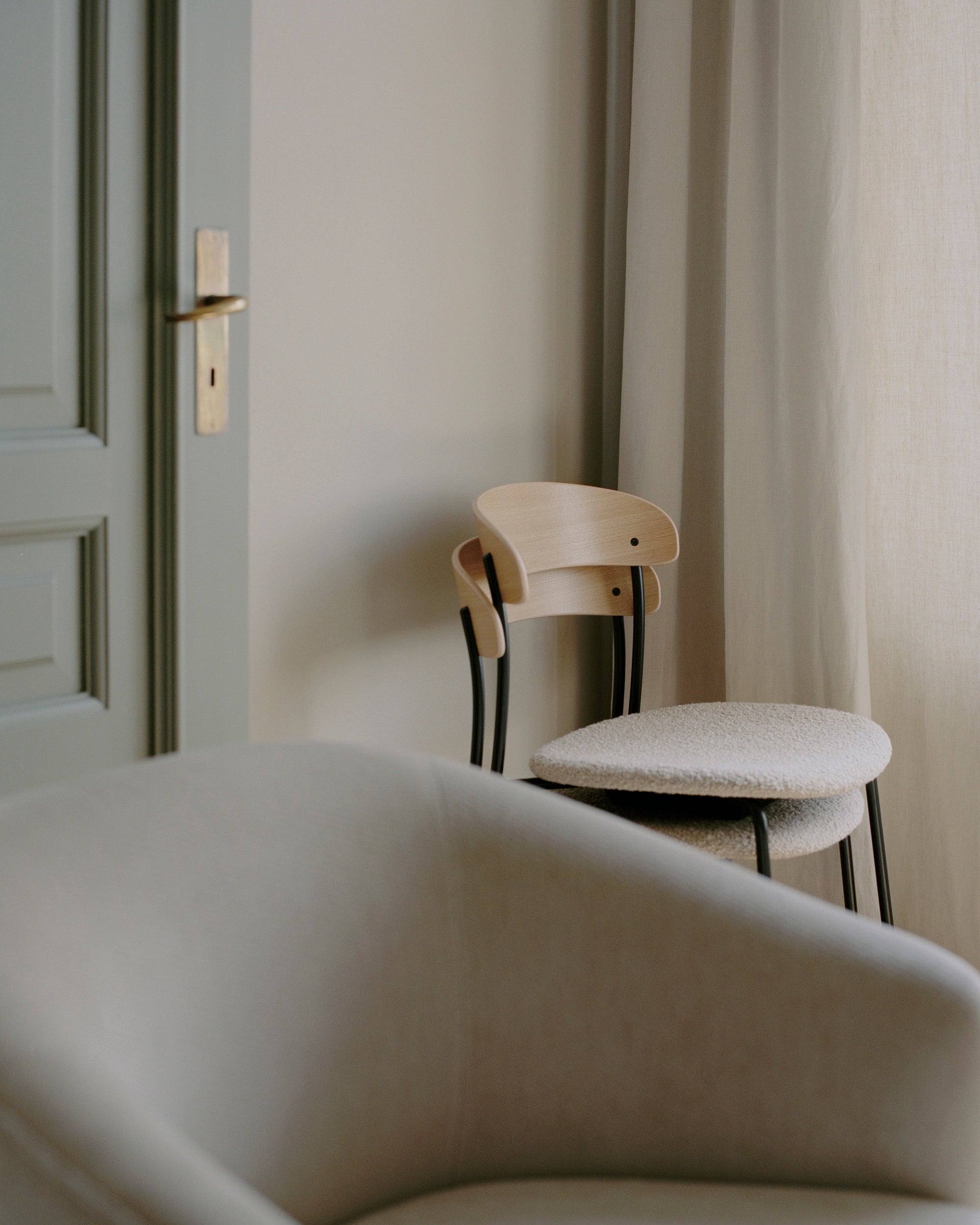 Čalouněné křeslo MISSING s dubovou dýhou