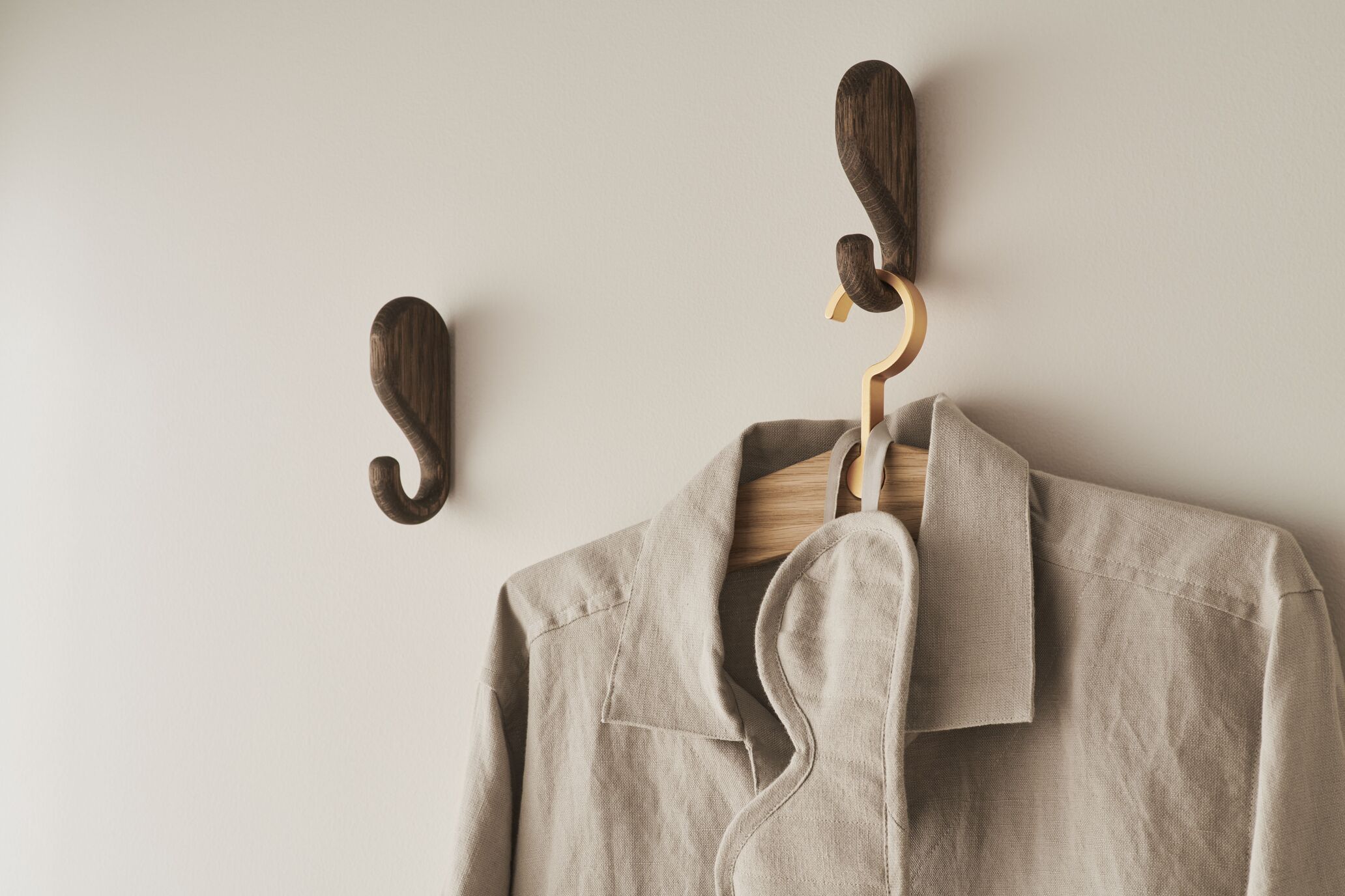 Nástěnný hák NOB tmavé dubové dřevo