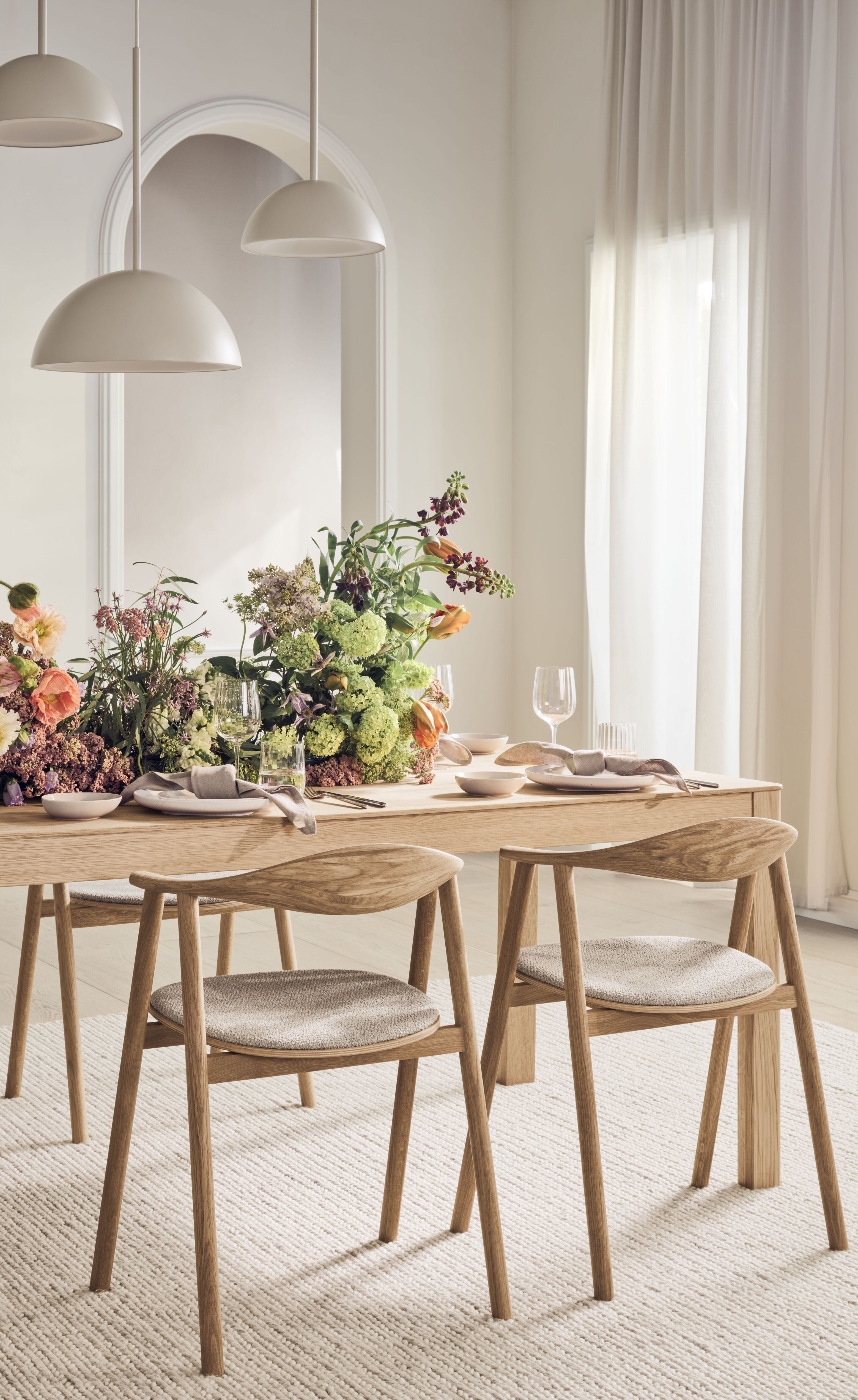 Čalouněné křeslo SWING s tmavou základnou