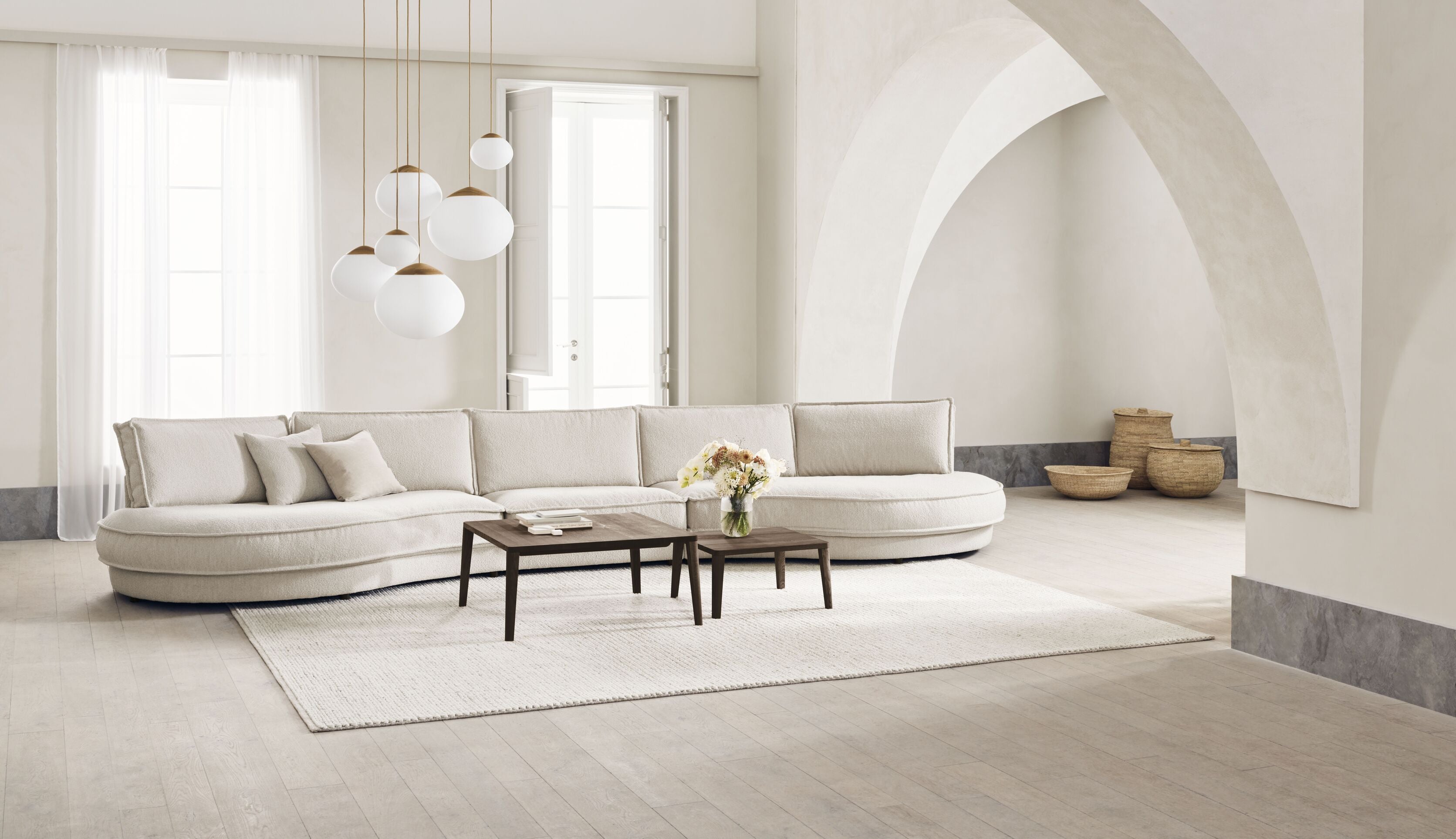 Sofa 2-modulová zaoblená čalouněná NOORA s dubovým podstavcem