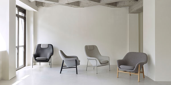 Křeslo DRAPE LOW s černým dubovým podstavcem