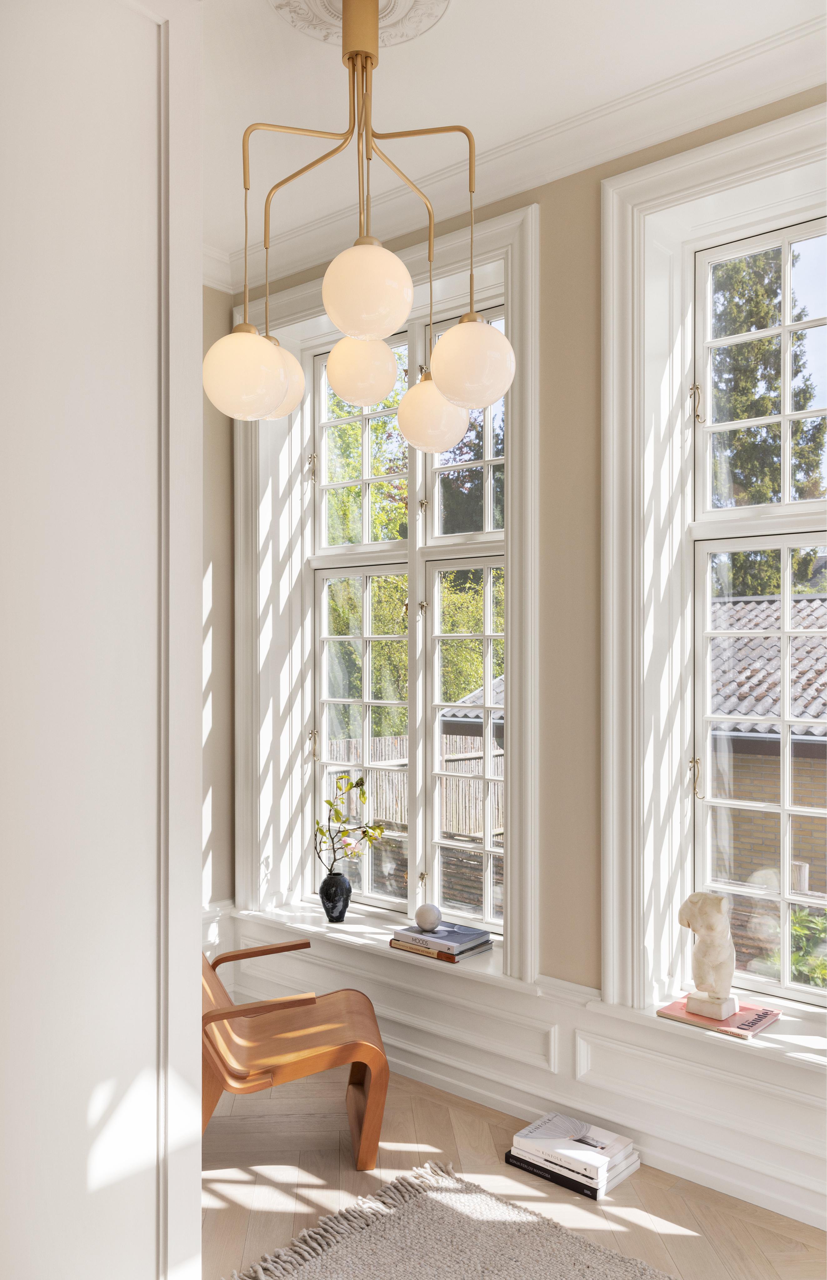Lampa visící APIALES CLUSTER 6 mosazná s opálovým sklem