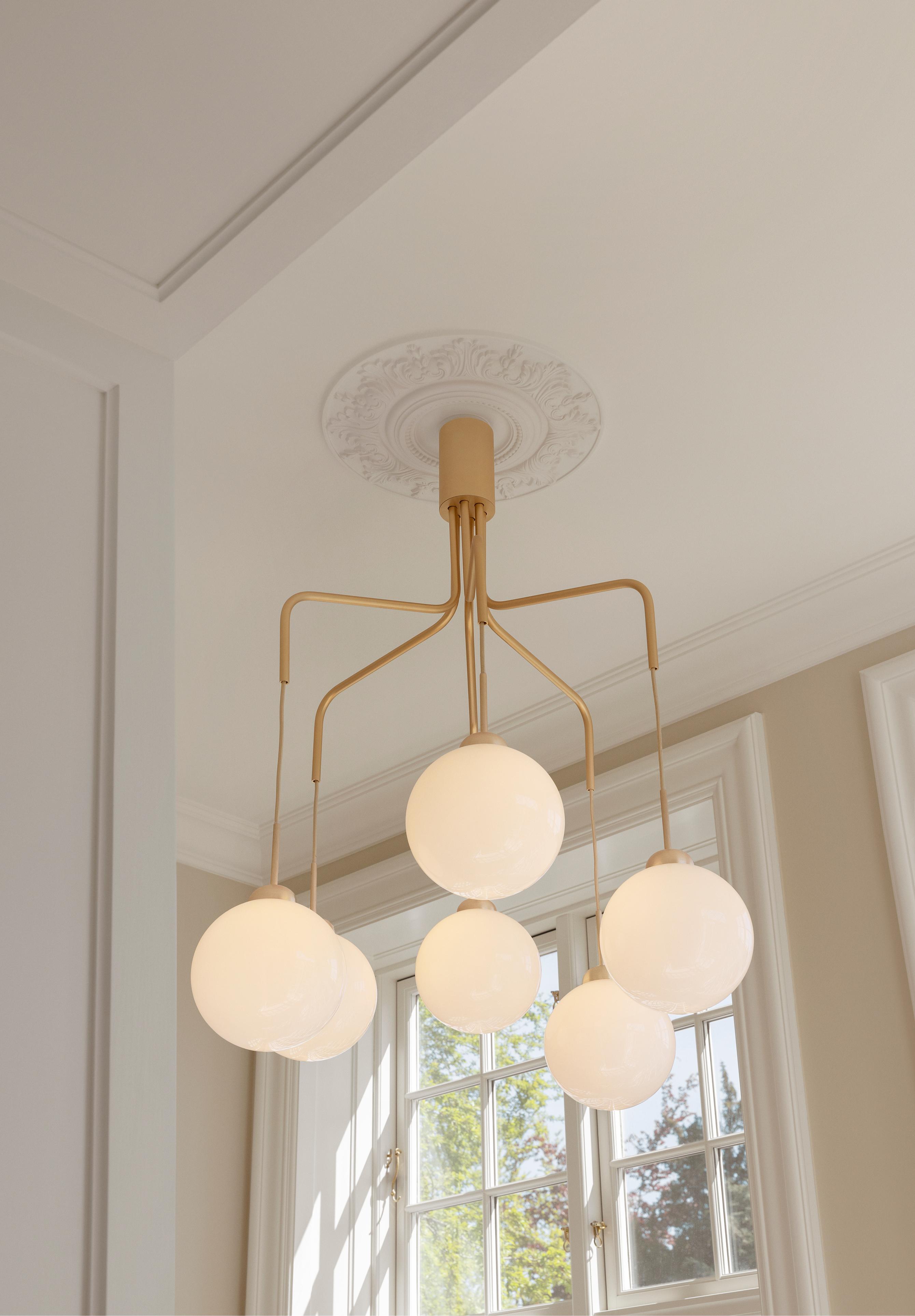 Lampa visící APIALES CLUSTER 6 mosazná s opálovým sklem