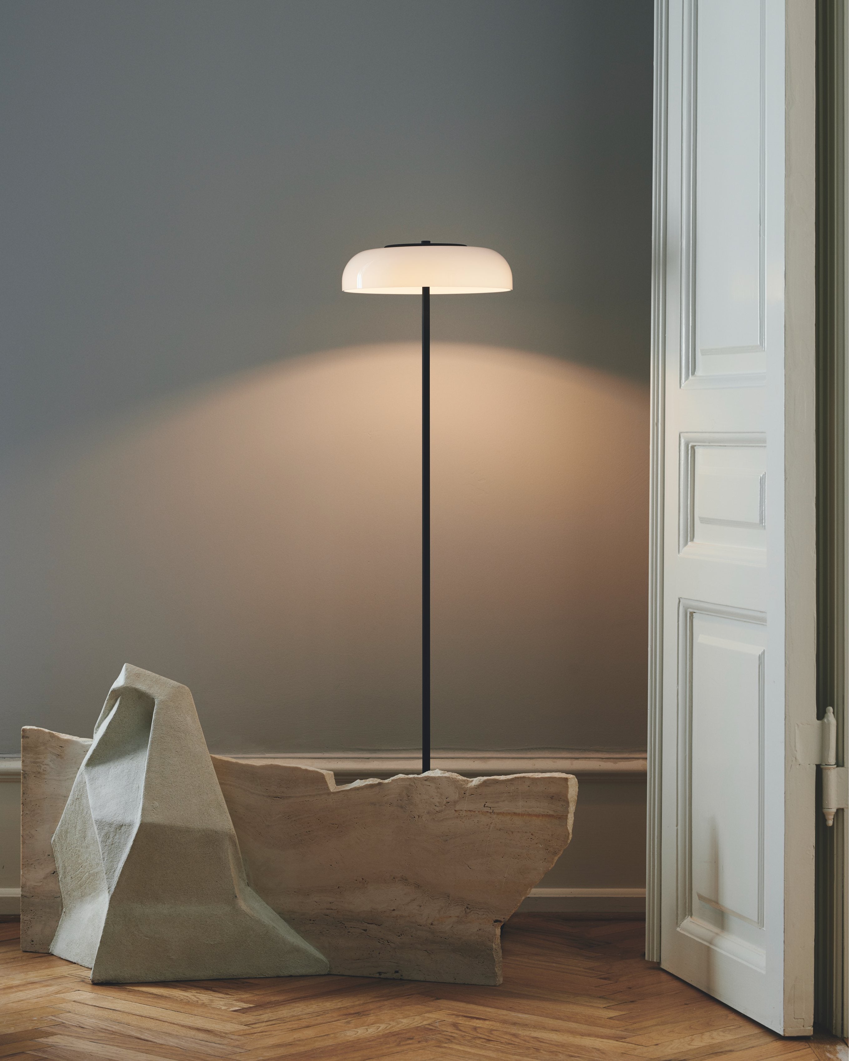 Stojací lampa BLOSSI černá s opálovým sklem